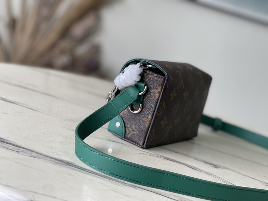 Louis Vuitton Basic Bag Canvas M-s