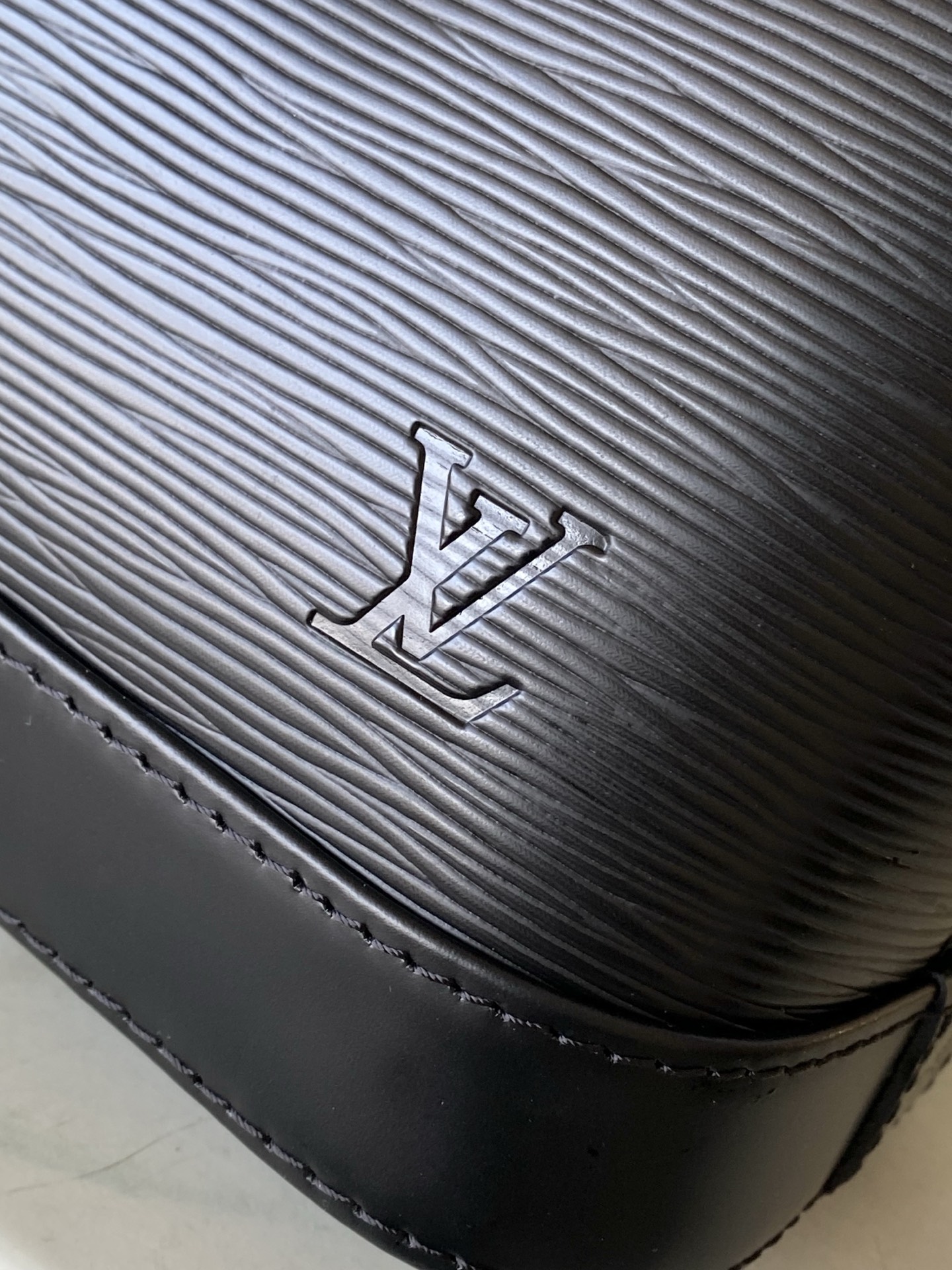 Louis Vuitton Basic Bag M-l-s