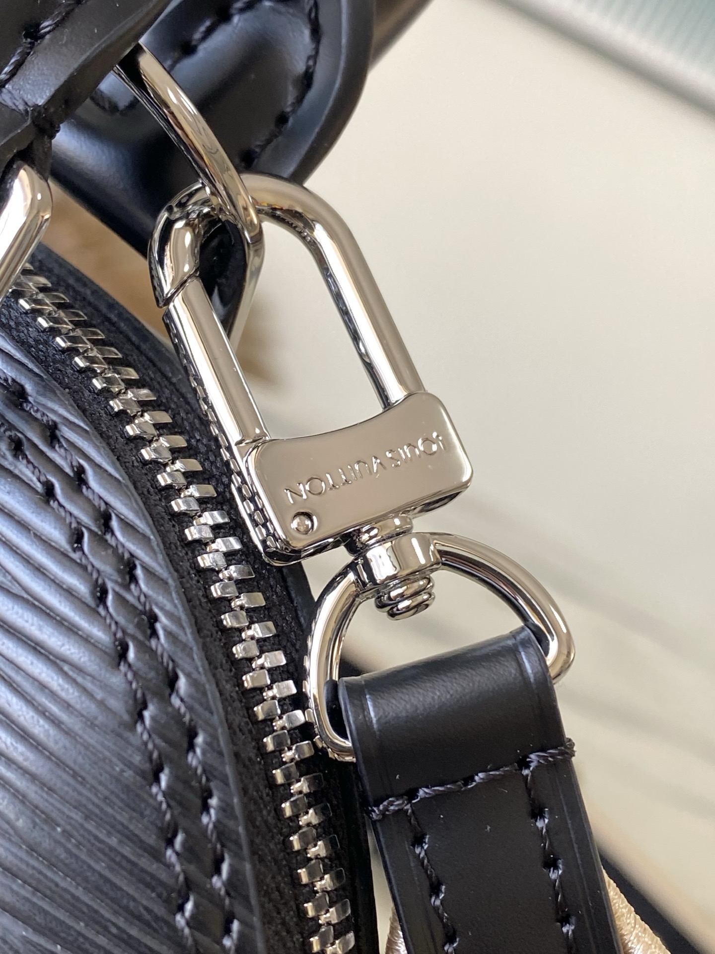 Louis Vuitton Basic Bag M-l-s