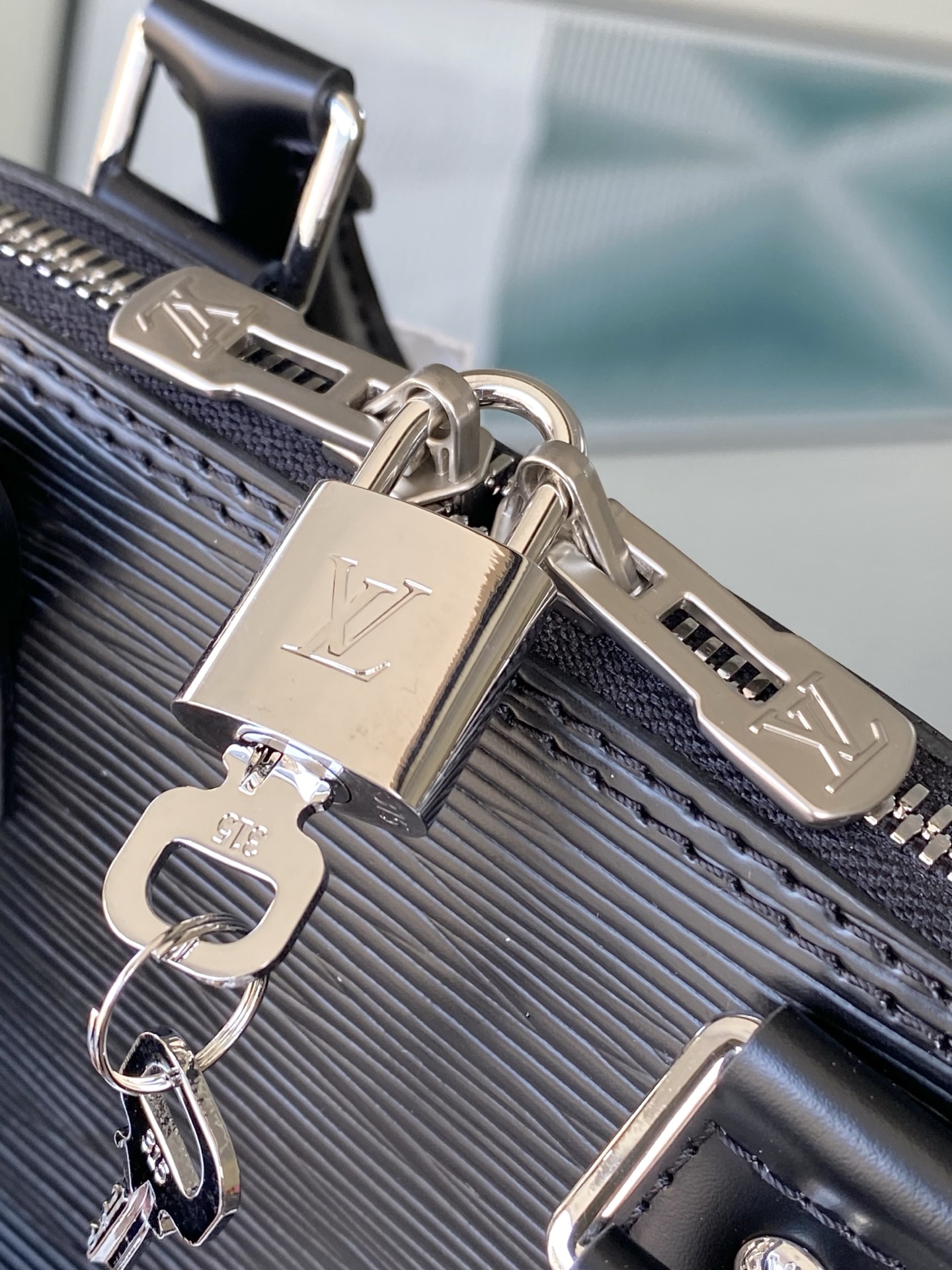 Louis Vuitton Basic Bag M-l-s