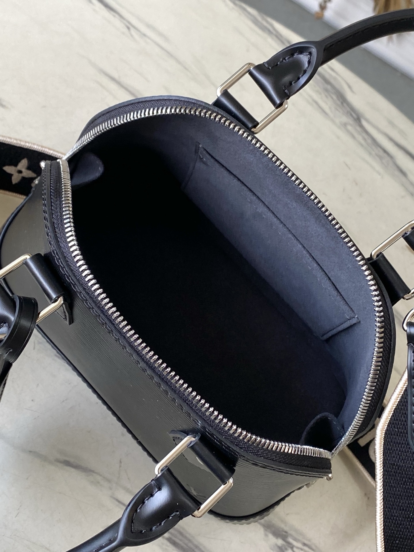 Louis Vuitton Basic Bag M-l-s