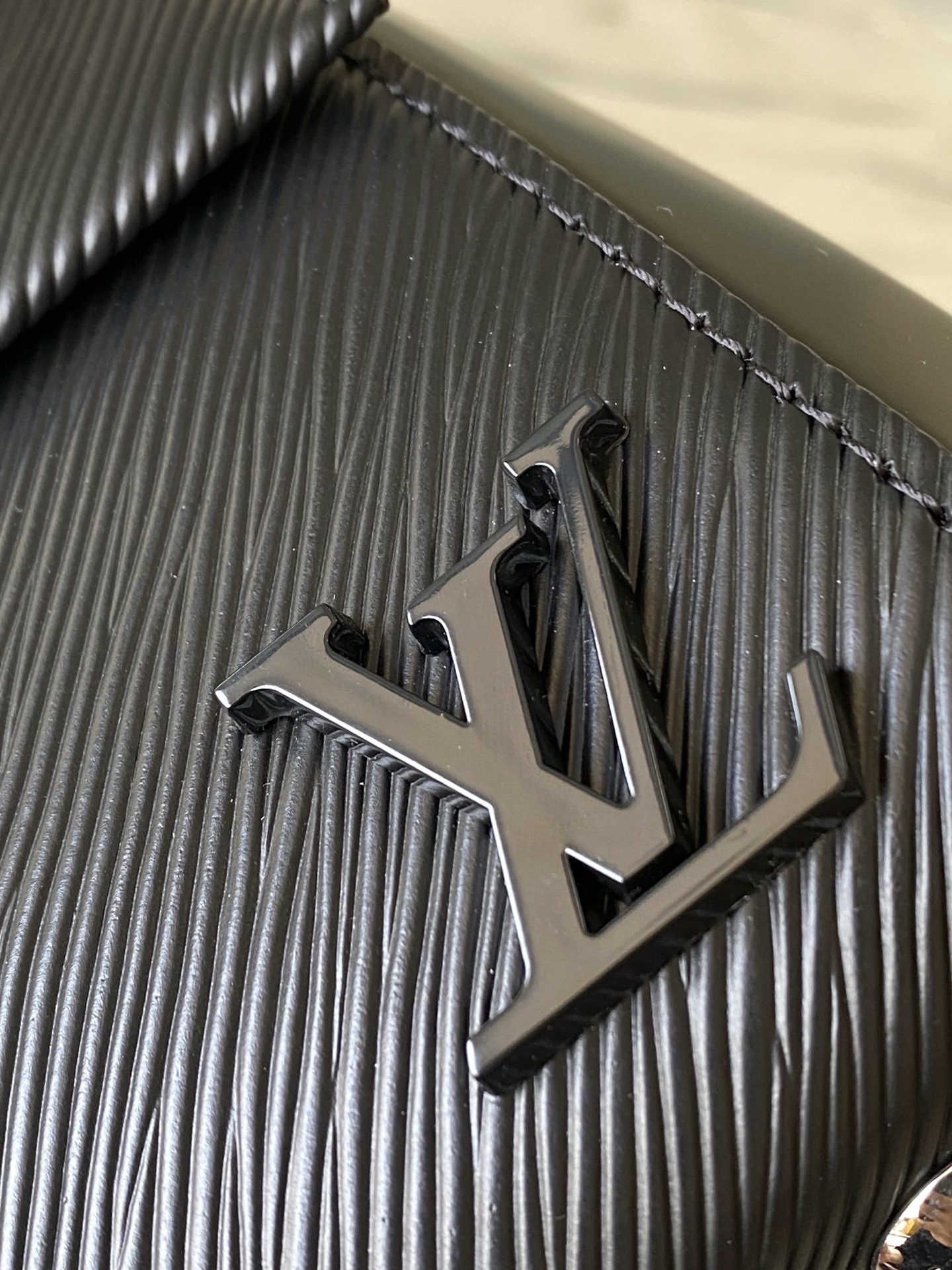 Louis Vuitton Basic Bag Black M-l