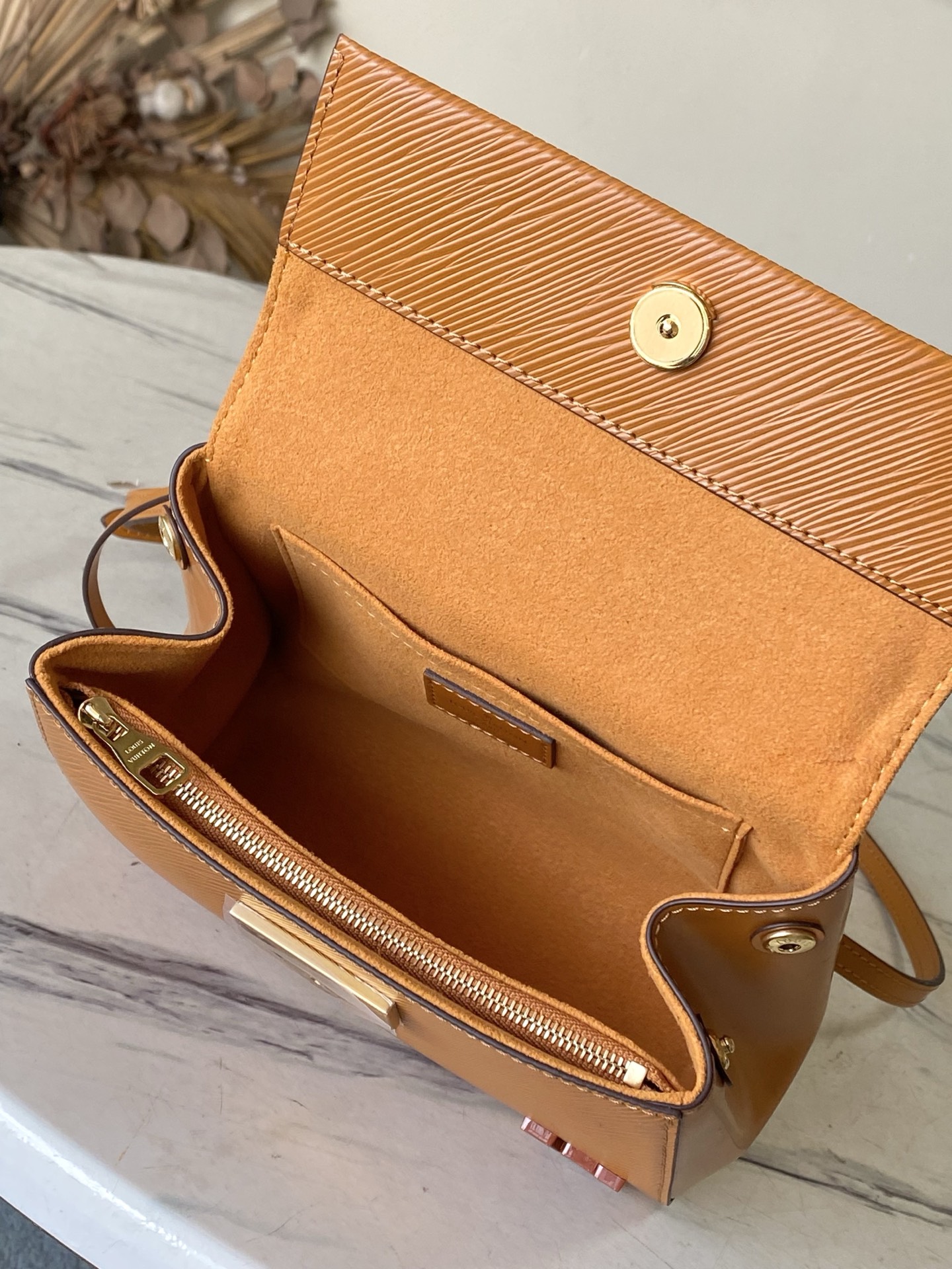 Louis Vuitton Basic Bag M-l