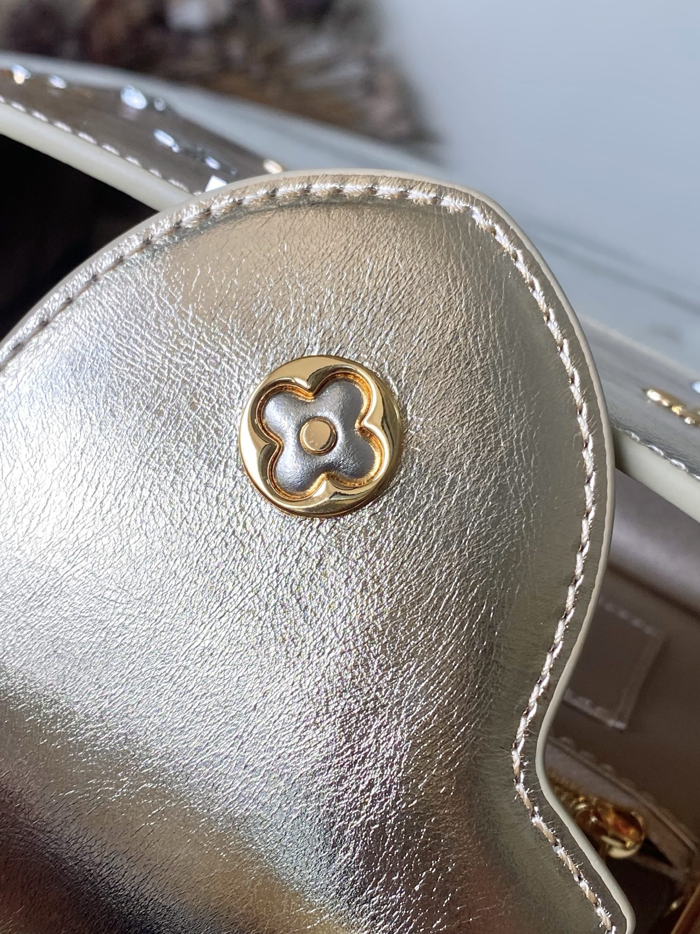 Louis Vuitton Basic Bag Gold M-l-s