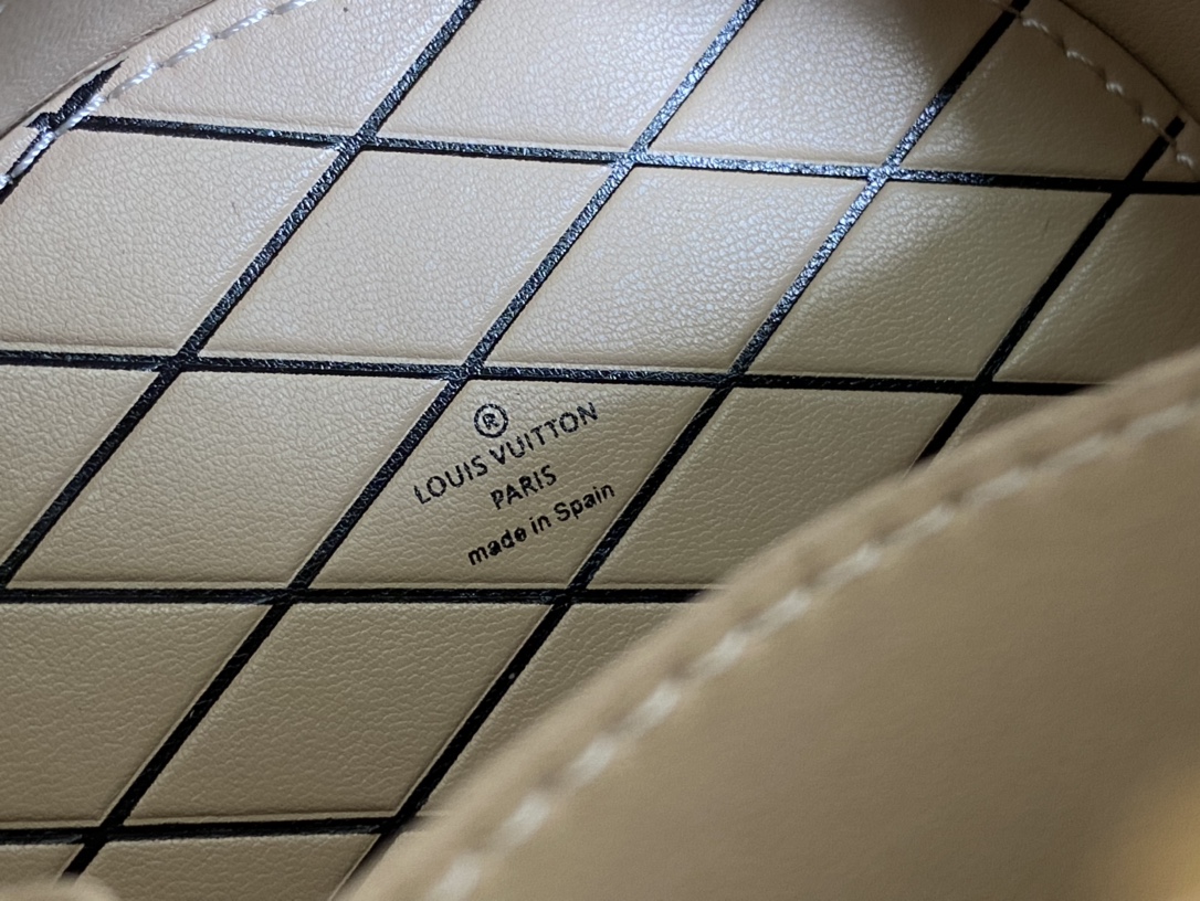 Louis Vuitton Basic Bag Canvas M-l-s