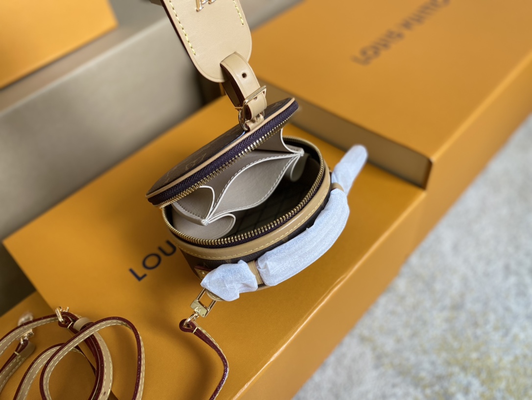 Louis Vuitton Basic Bag Canvas M-l-s