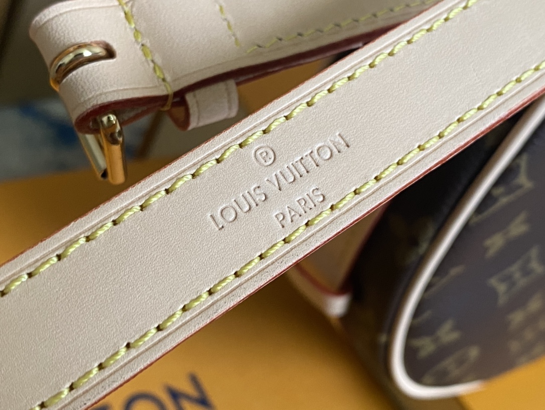 Louis Vuitton Basic Bag Canvas M-s