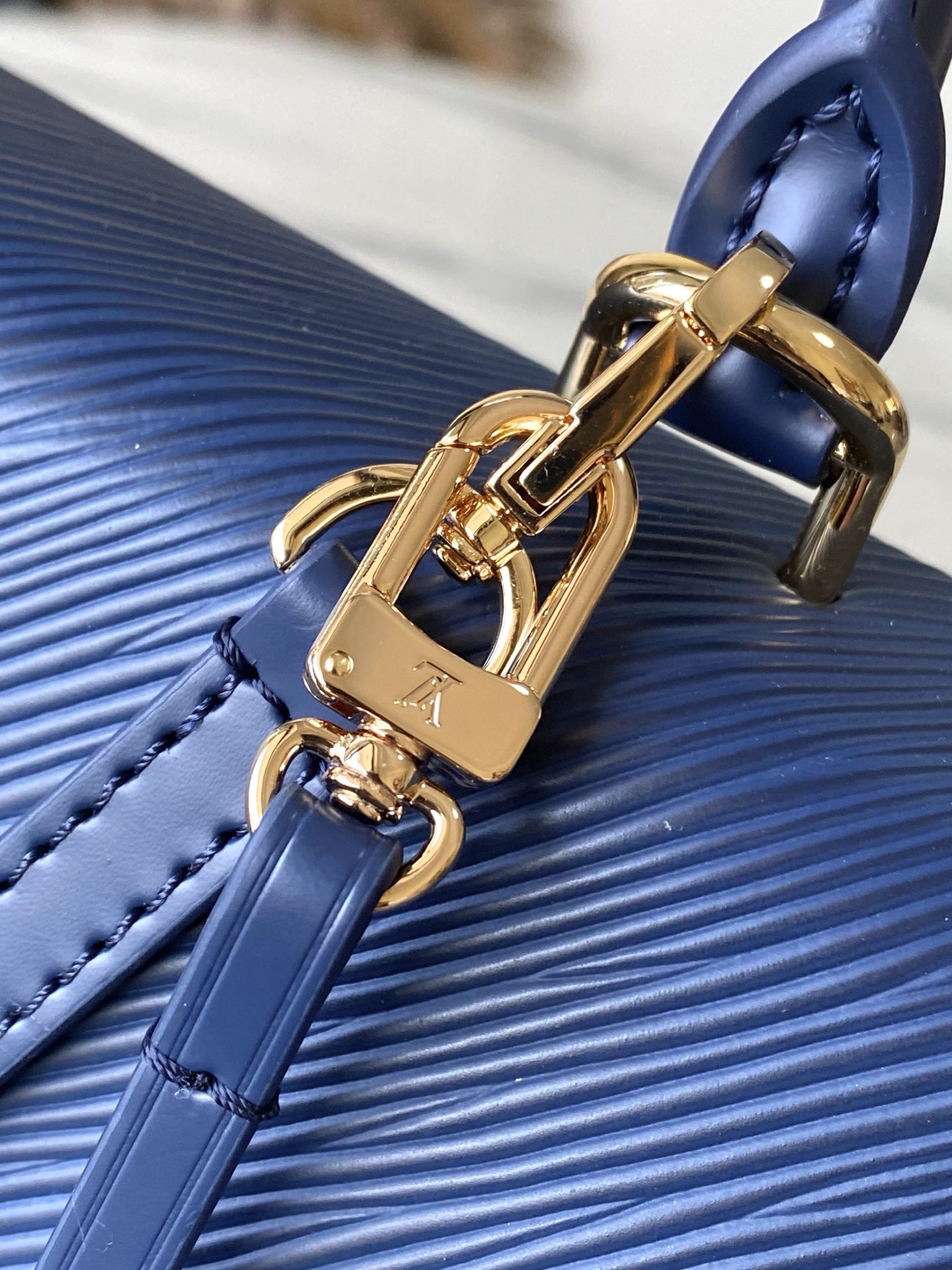 Louis Vuitton Basic Bag M-l