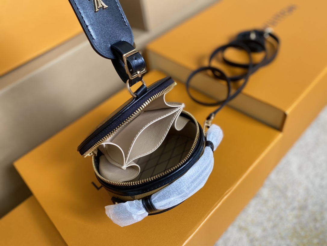 Louis Vuitton Basic Bag Canvas M-l-s