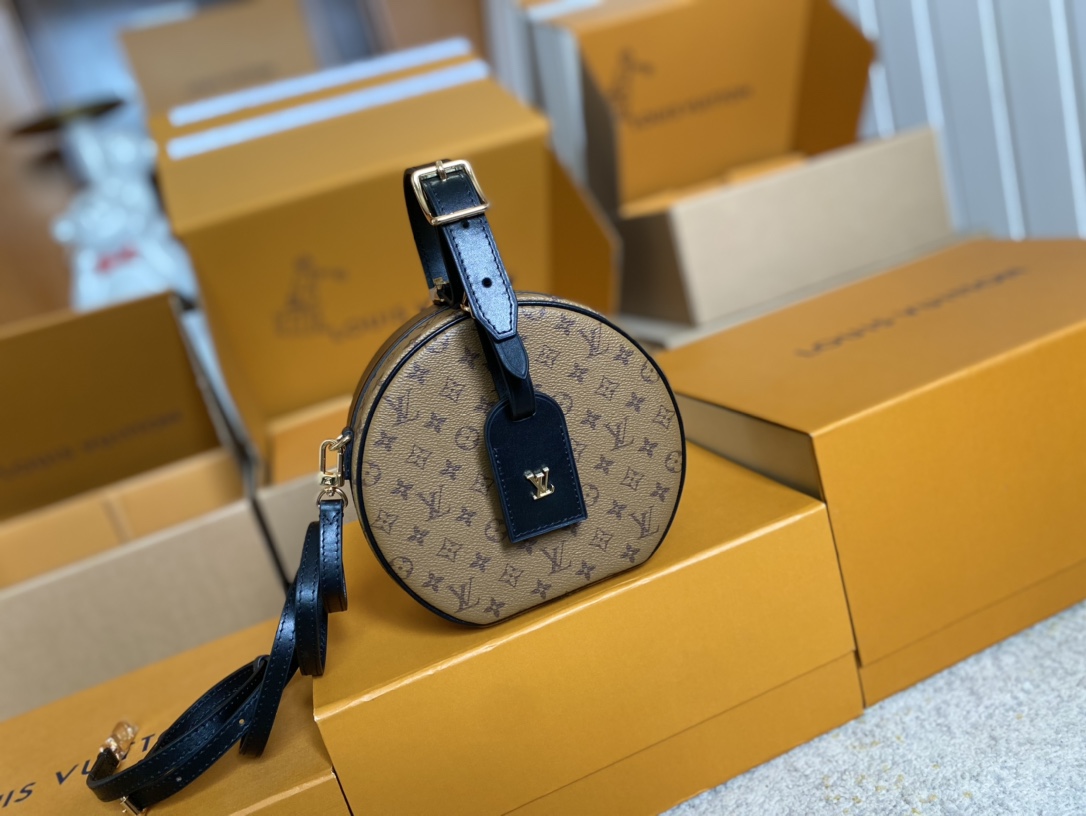 Louis Vuitton Basic Bag Cow Leather Black M-s