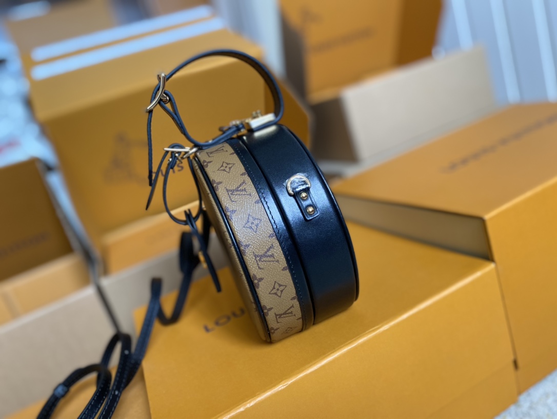 Louis Vuitton Basic Bag Cow Leather Black M-s