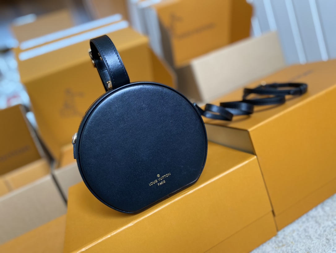 Louis Vuitton Basic Bag Cow Leather Black M-s