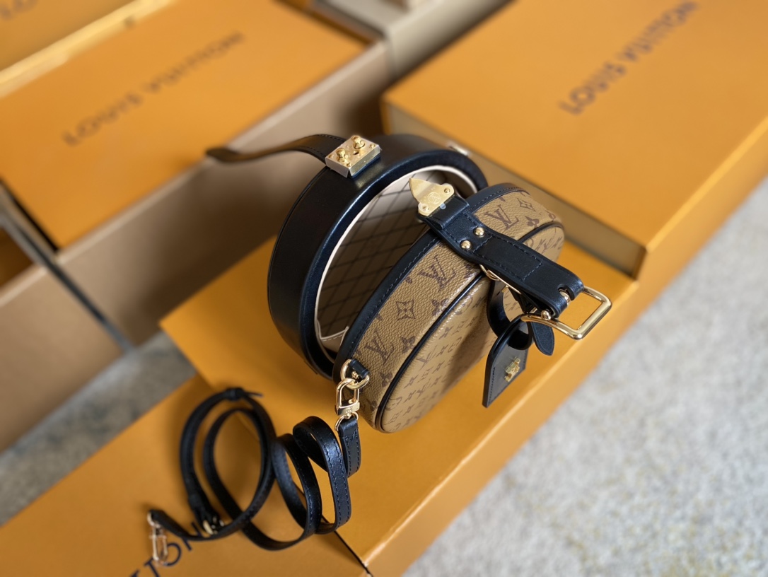 Louis Vuitton Basic Bag Cow Leather Black M-s