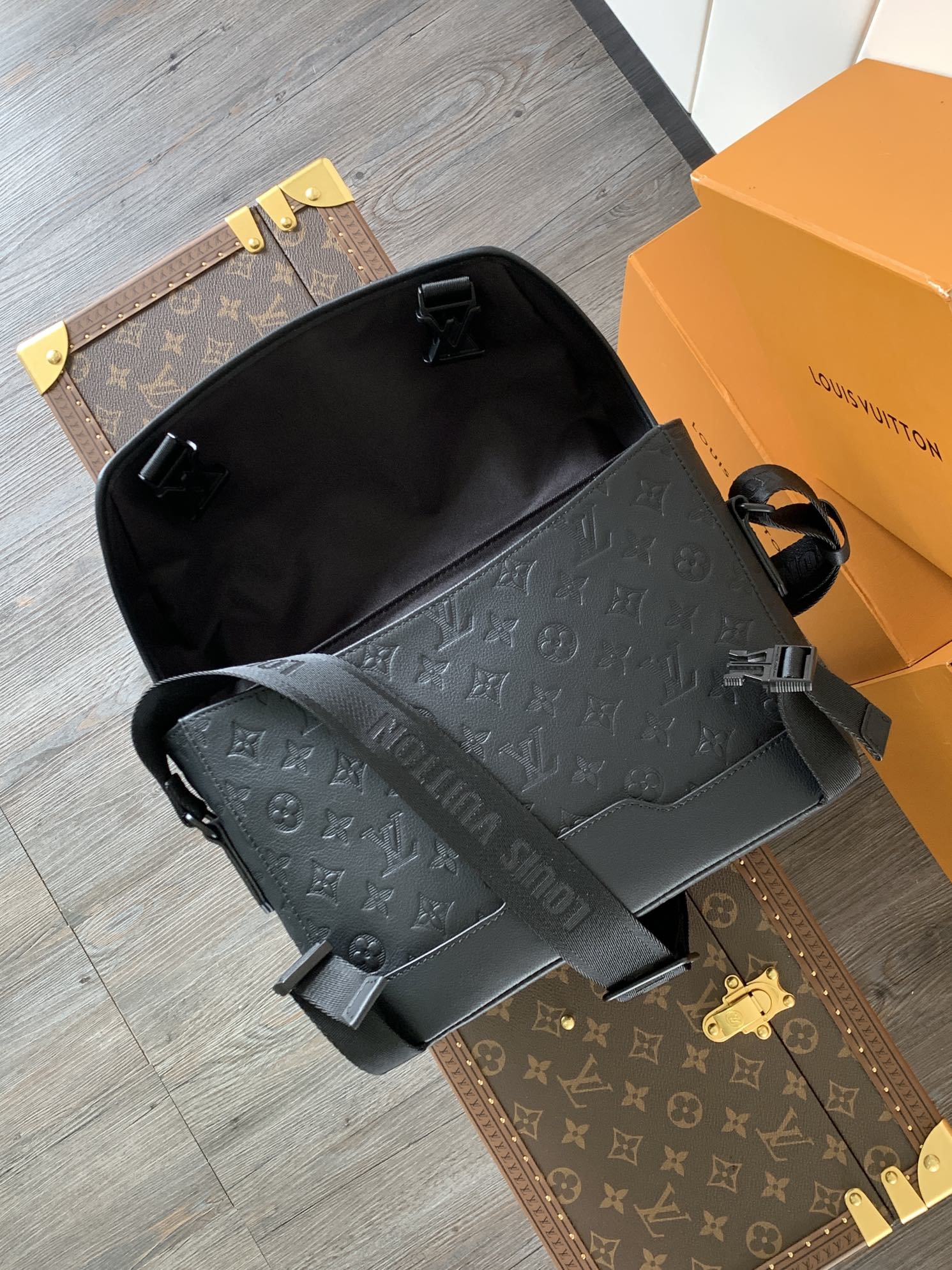 Louis Vuitton Messenger Bag Cow Leather M-l-s