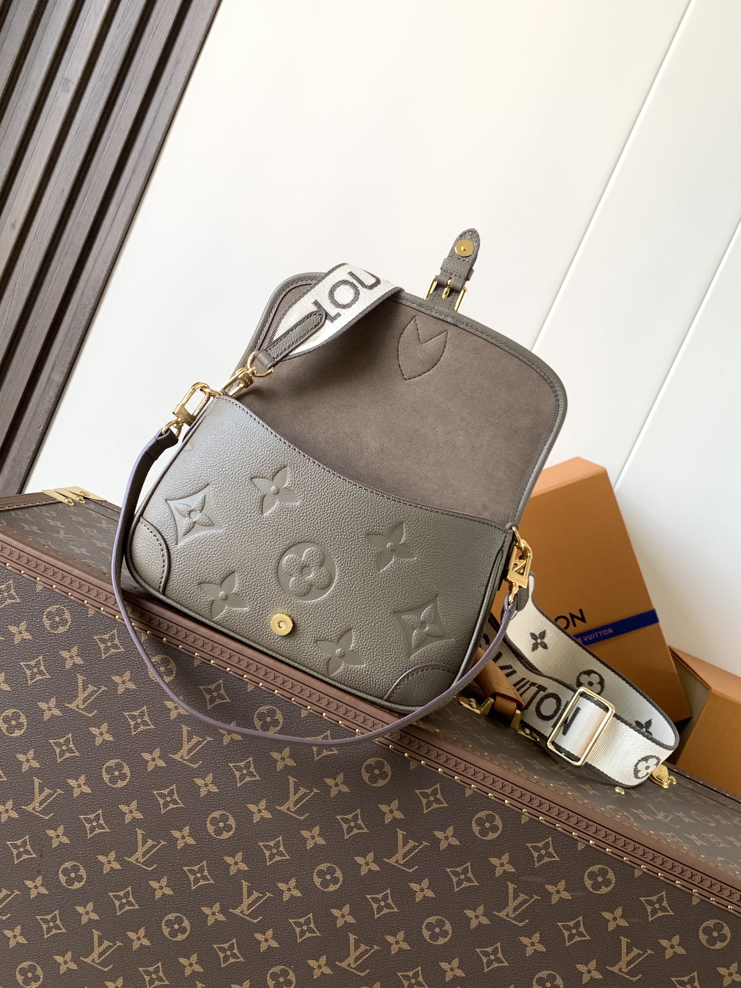 Louis Vuitton Basic Bag Black M
