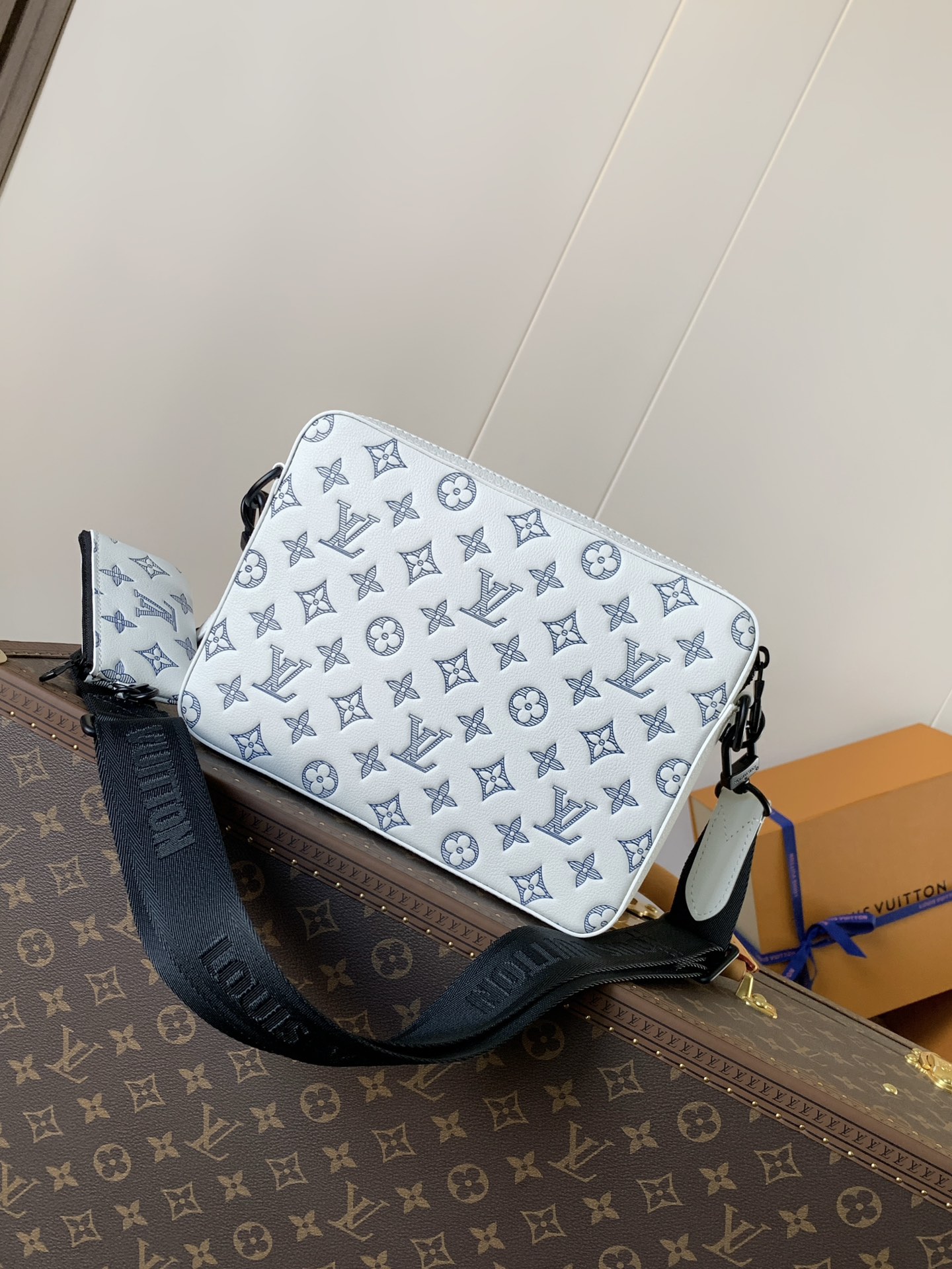 Louis Vuitton Messenger Bag Cow Leather M