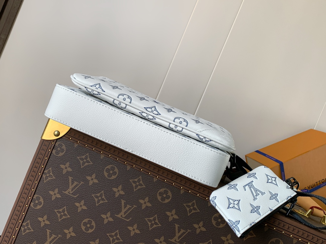 Louis Vuitton Messenger Bag Cow Leather M