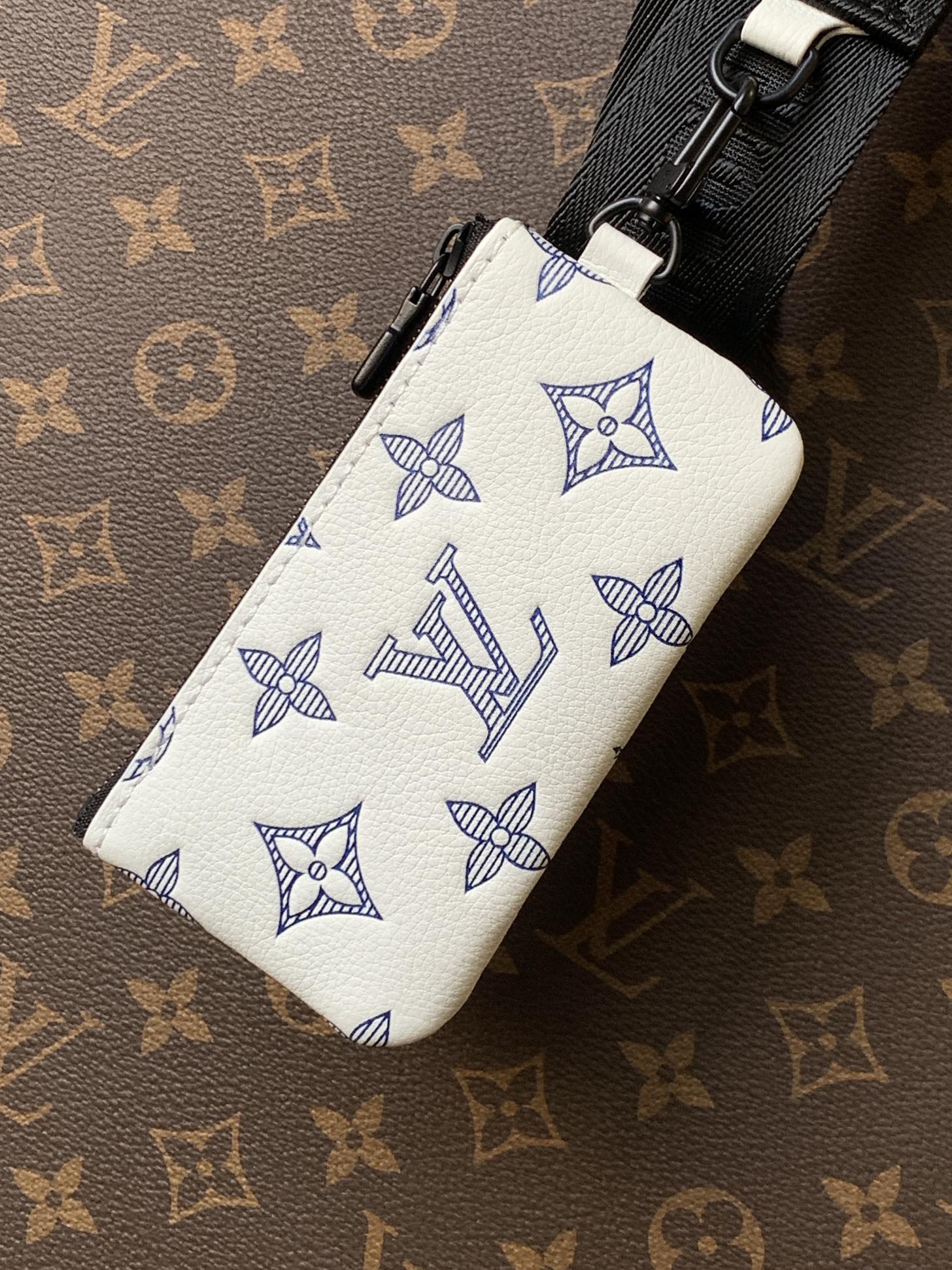 Louis Vuitton Messenger Bag Cow Leather M