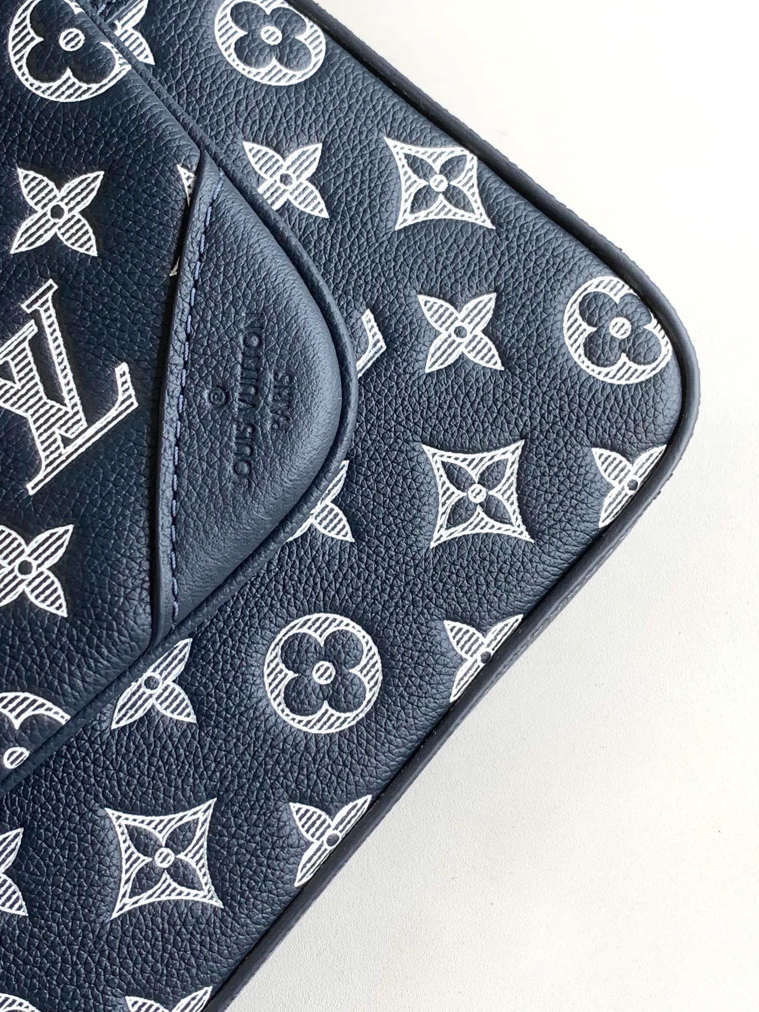 Louis Vuitton Messenger Bag Cow Leather Black M