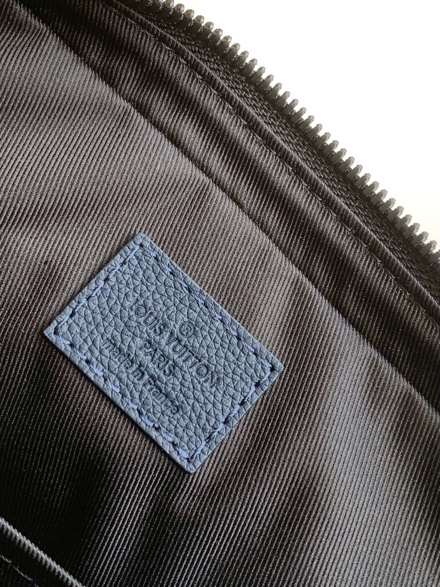 Louis Vuitton Messenger Bag Cow Leather Black M