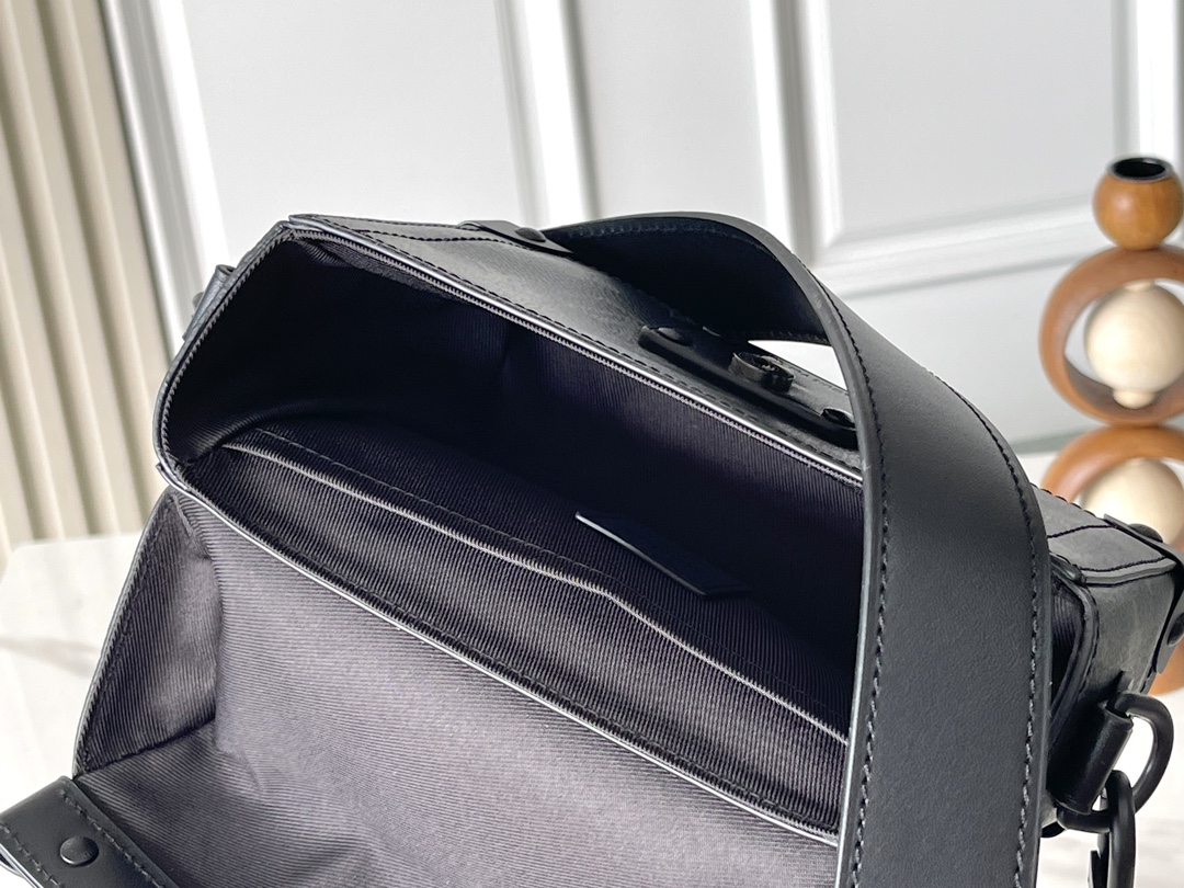 Louis Vuitton Basic Bag Cow Leather M-l-s