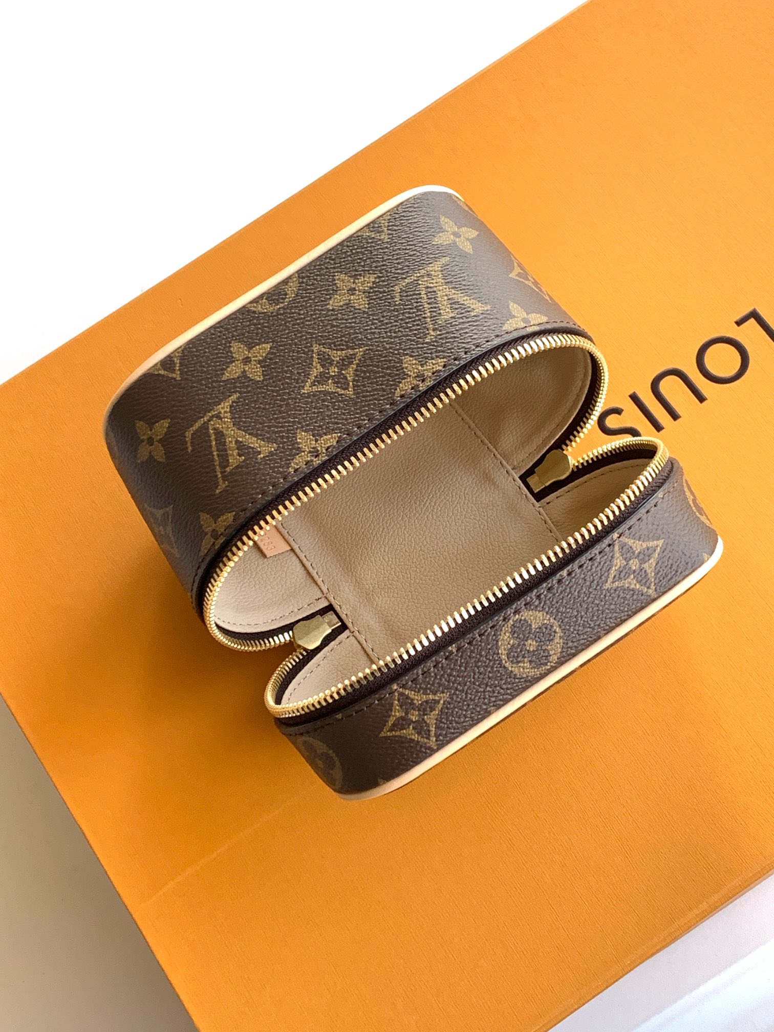 Louis Vuitton Basic Bag Cow Leather M