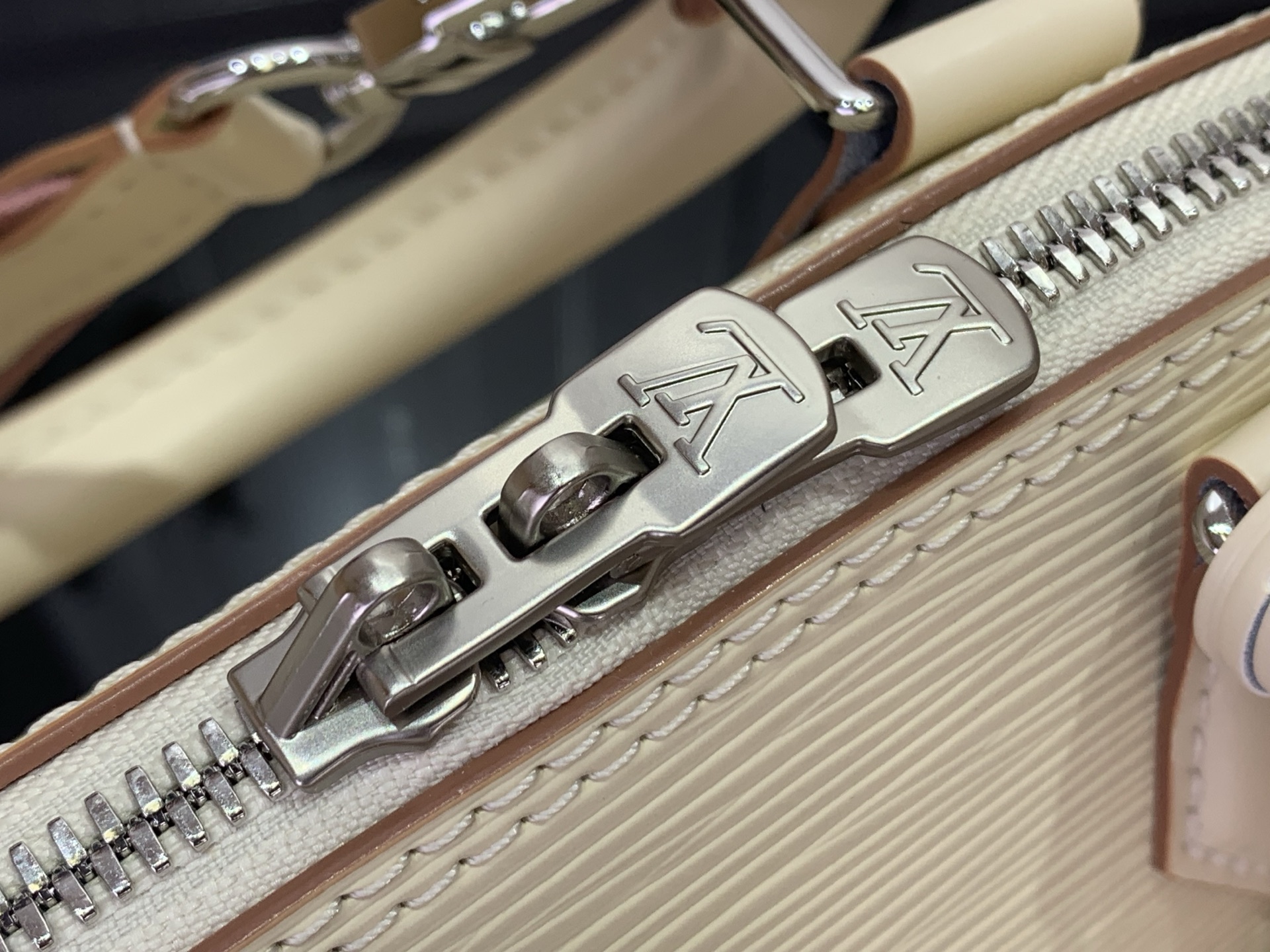 Louis Vuitton Basic Bag White M-l-s