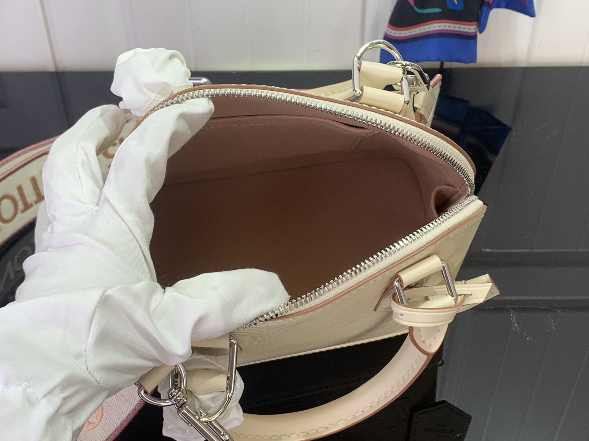 Louis Vuitton Basic Bag White M-l-s