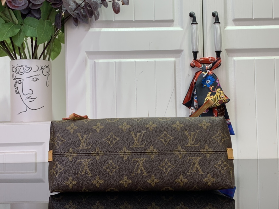 Louis Vuitton Basic Bag Canvas M-l