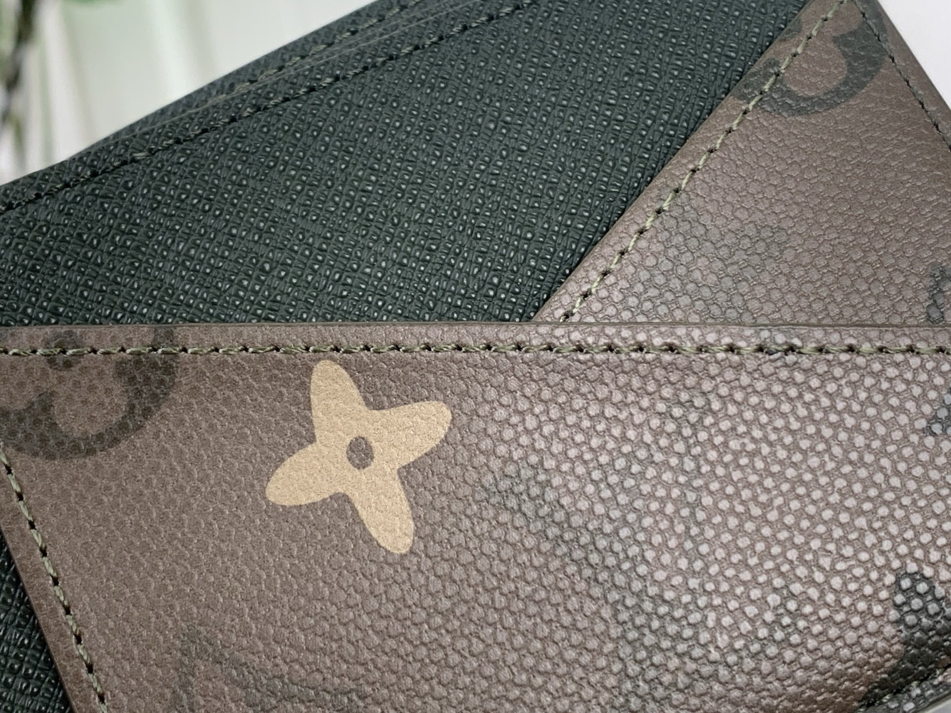 Louis Vuitton Basic Bag Canvas Green M-l-s