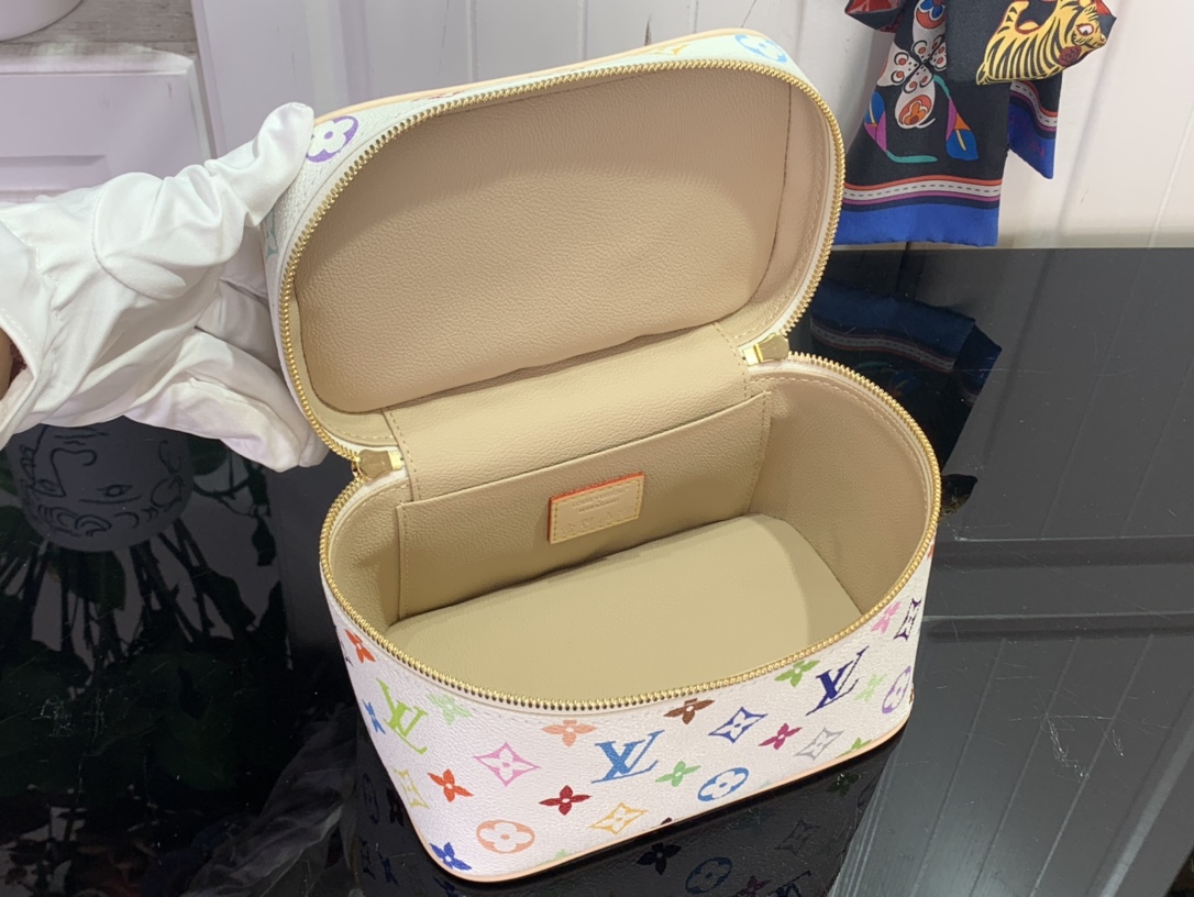 Louis Vuitton Basic Bag Canvas M