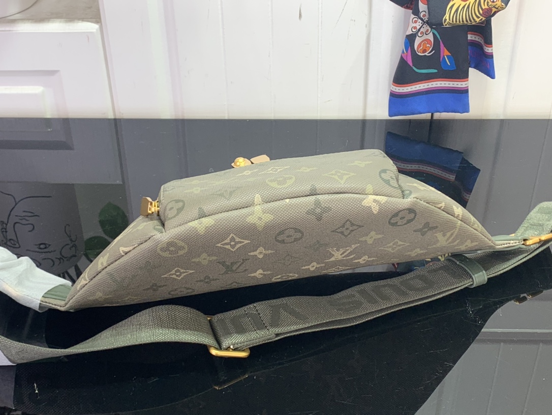 Louis Vuitton Basic Bag Canvas Green M-l-s