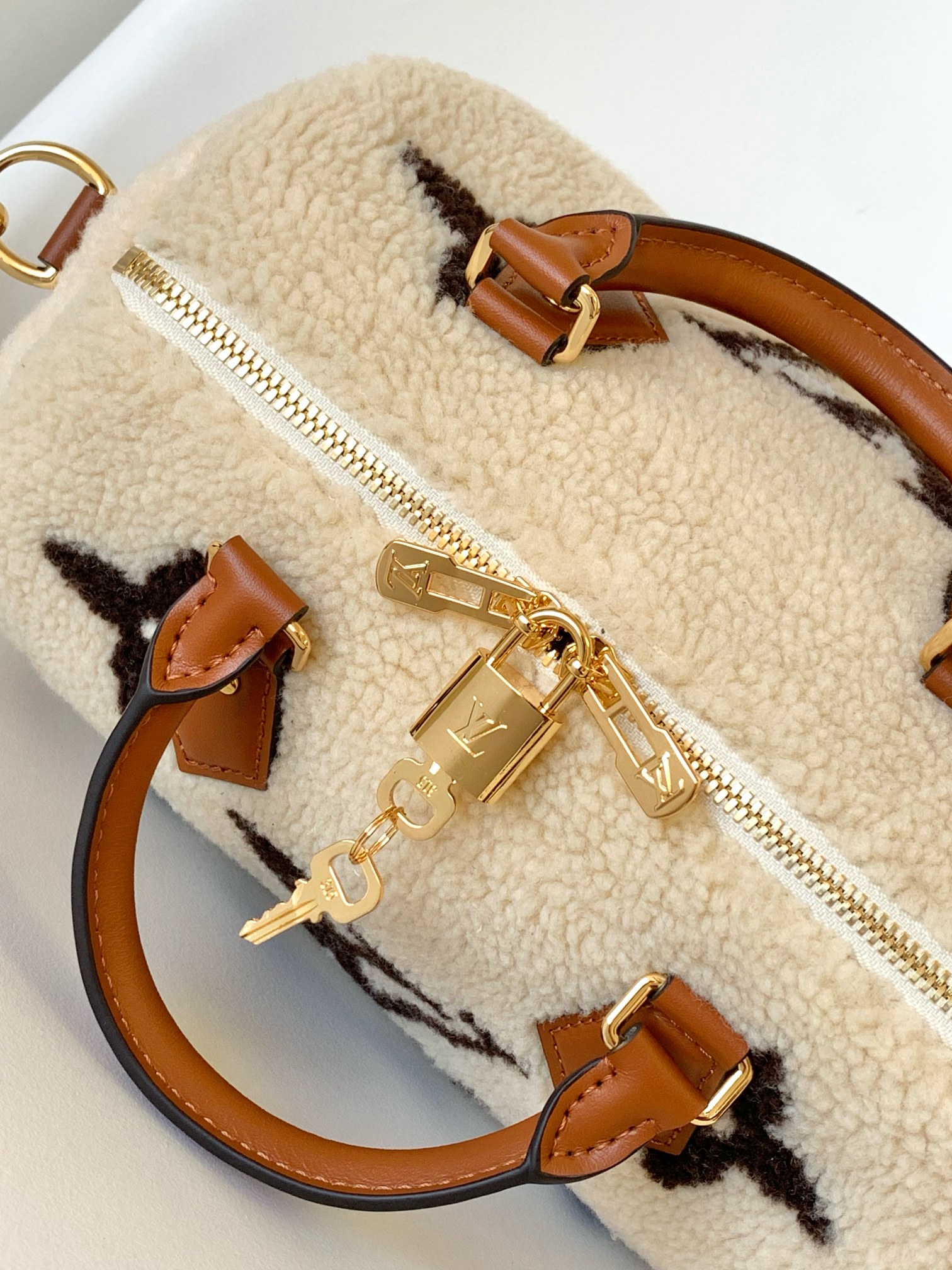 Louis Vuitton Basic Bag White M-l-s