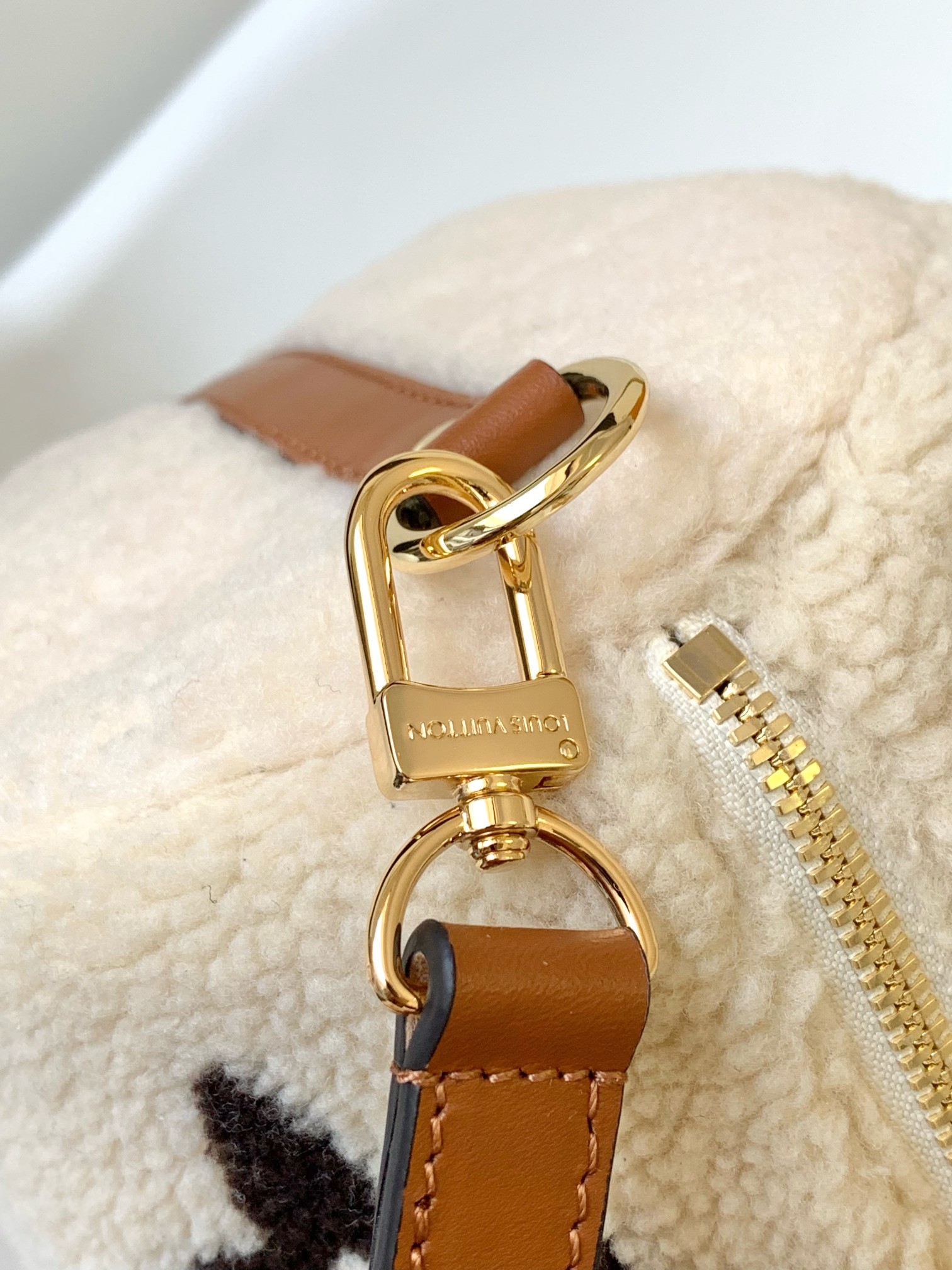 Louis Vuitton Basic Bag White M-l-s