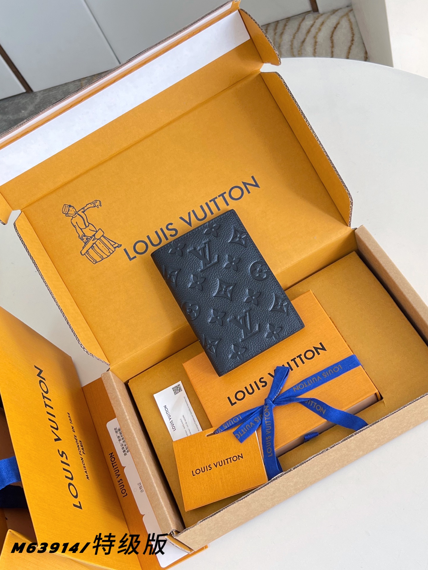 Louis Vuitton Basic Bag Canvas M