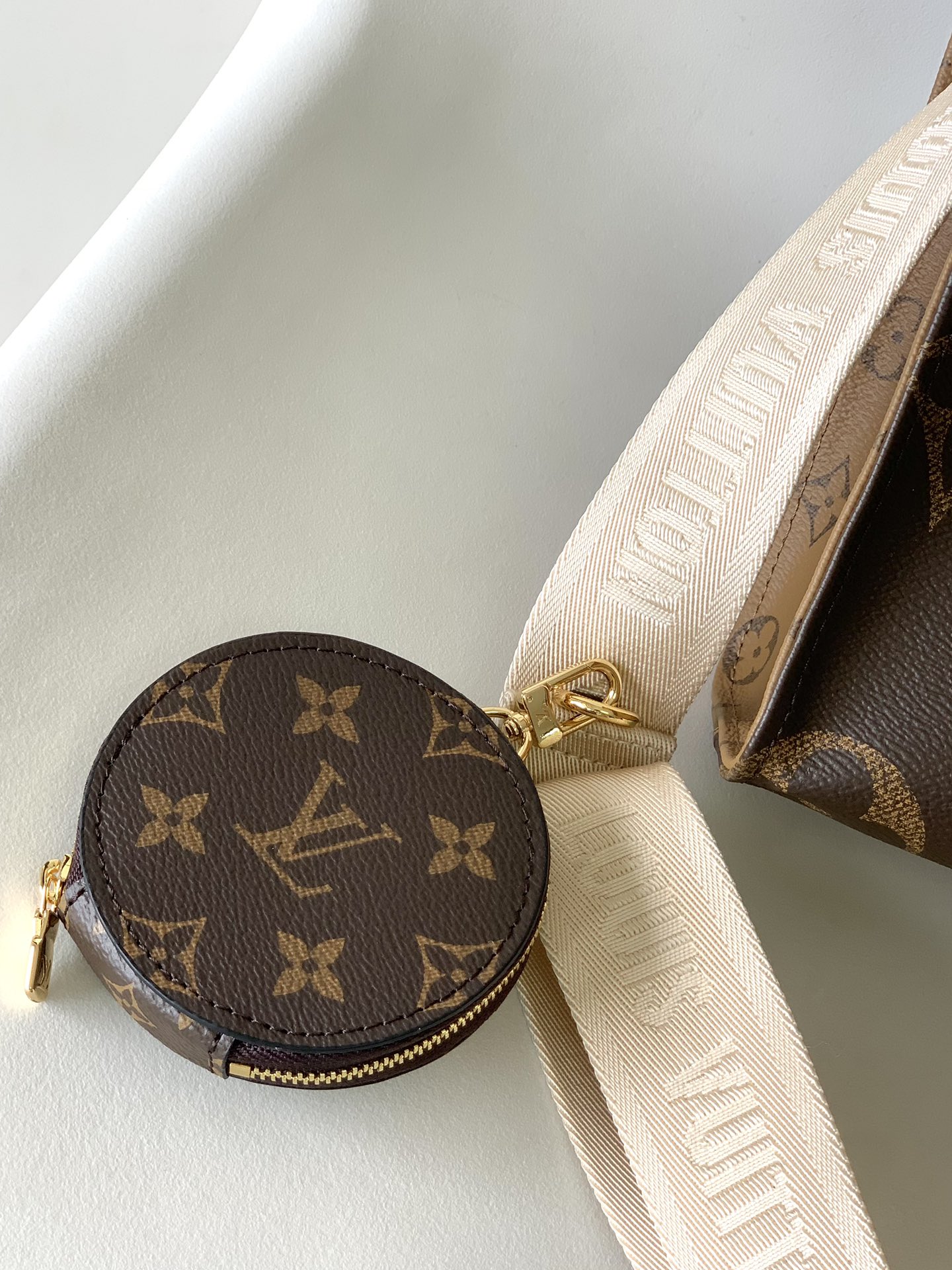 Louis Vuitton Basic Bag Canvas M-s