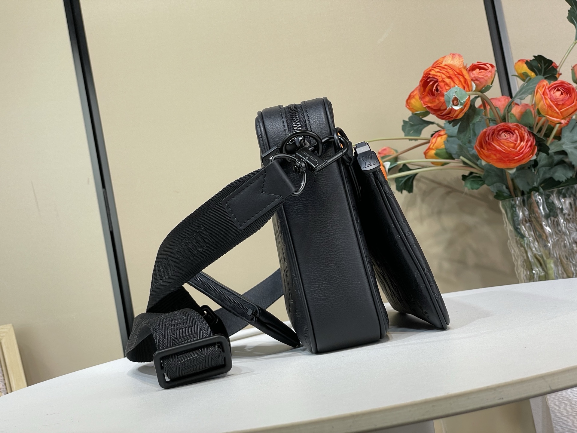 Louis Vuitton Messenger Bag Cow Leather Black M-s