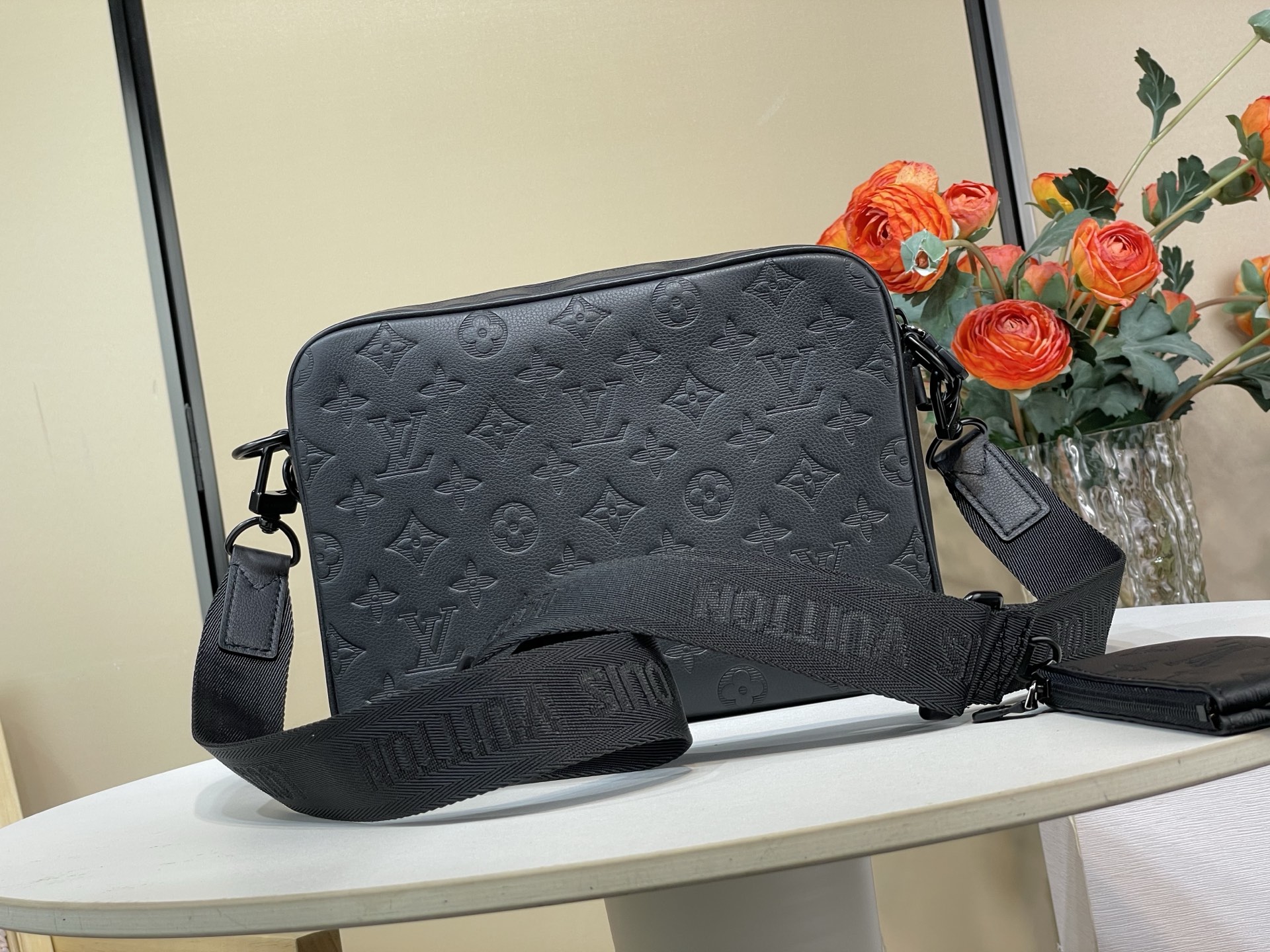 Louis Vuitton Messenger Bag Cow Leather Black M-s