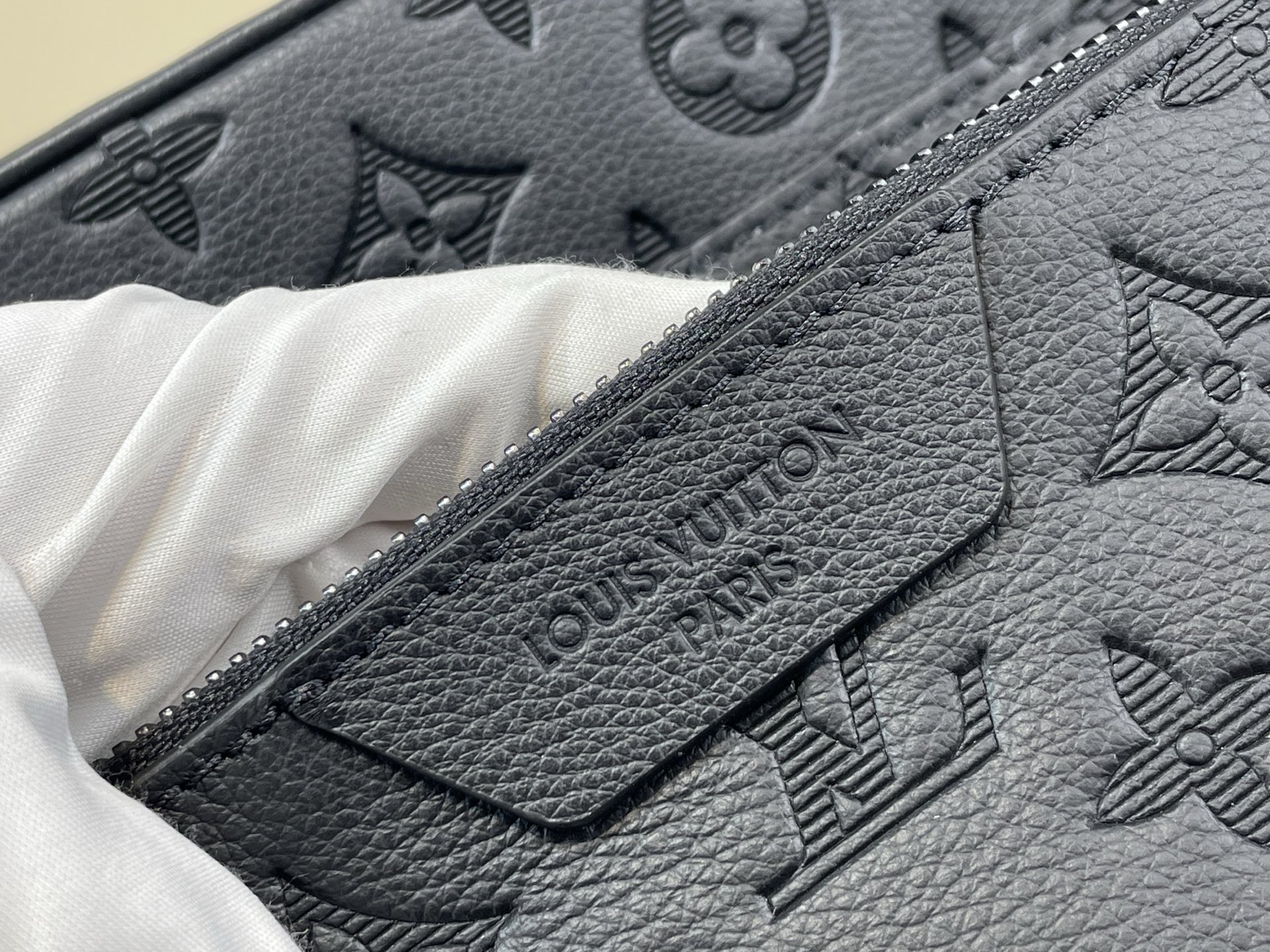 Louis Vuitton Messenger Bag Cow Leather Black M-s