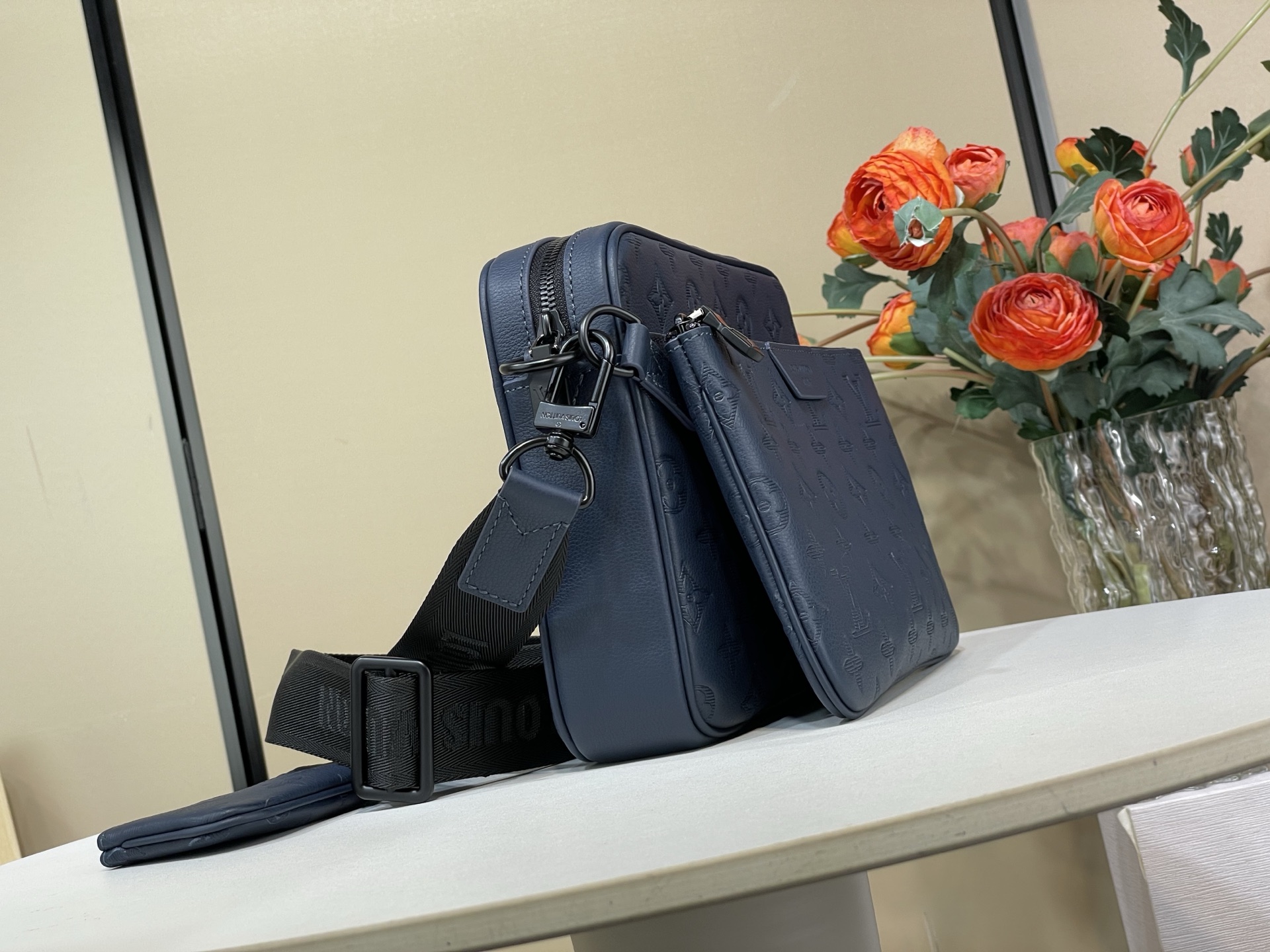 Louis Vuitton Messenger Bag Cow Leather Black M-s