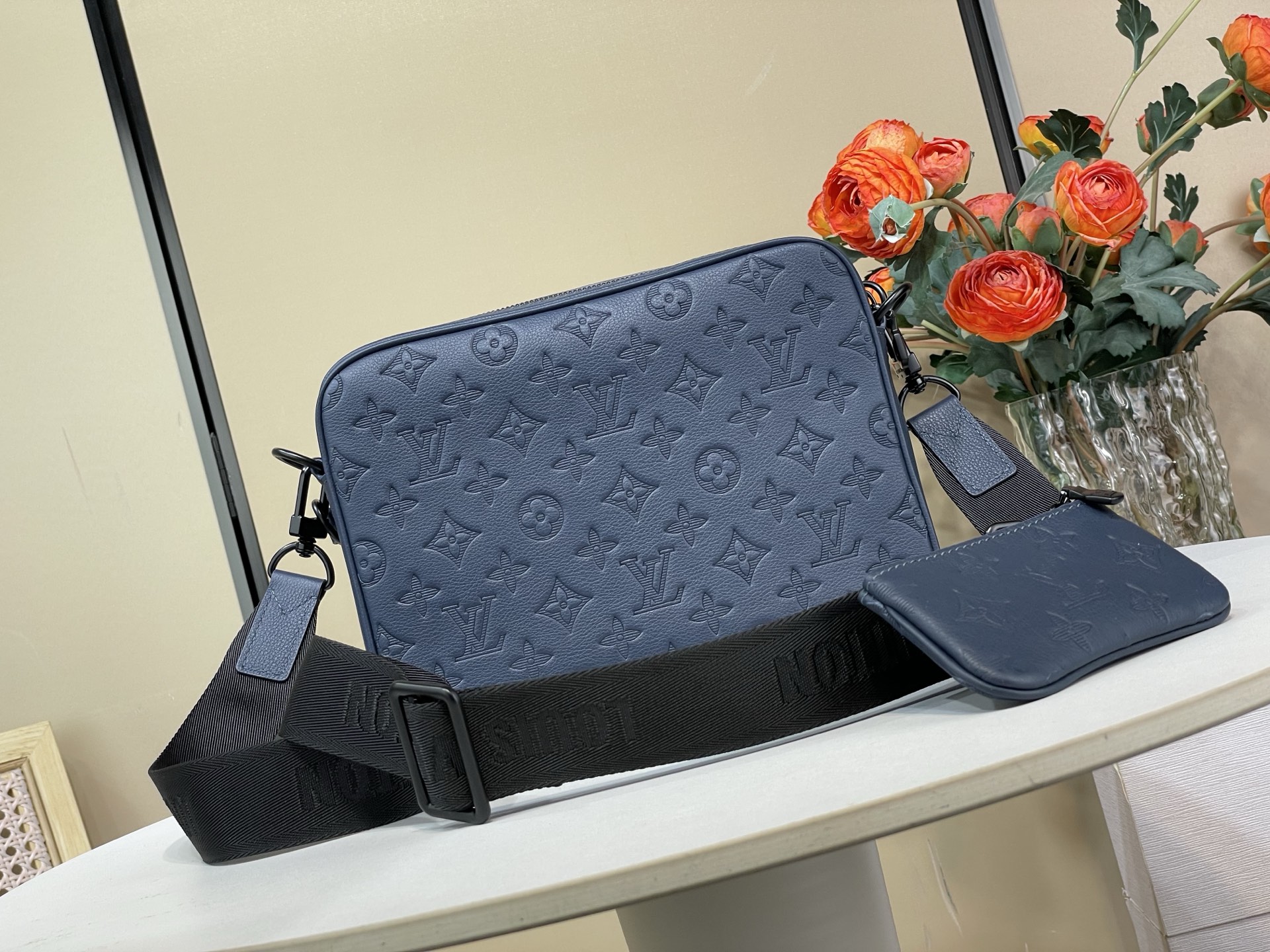 Louis Vuitton Messenger Bag Cow Leather Black M-s