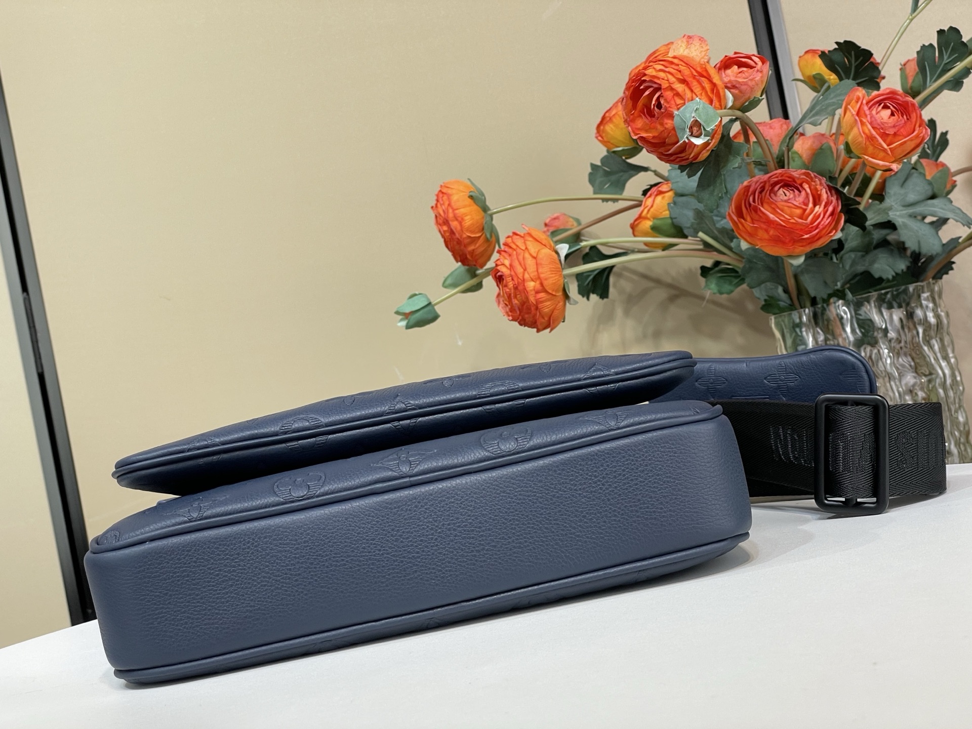 Louis Vuitton Messenger Bag Cow Leather Black M-s