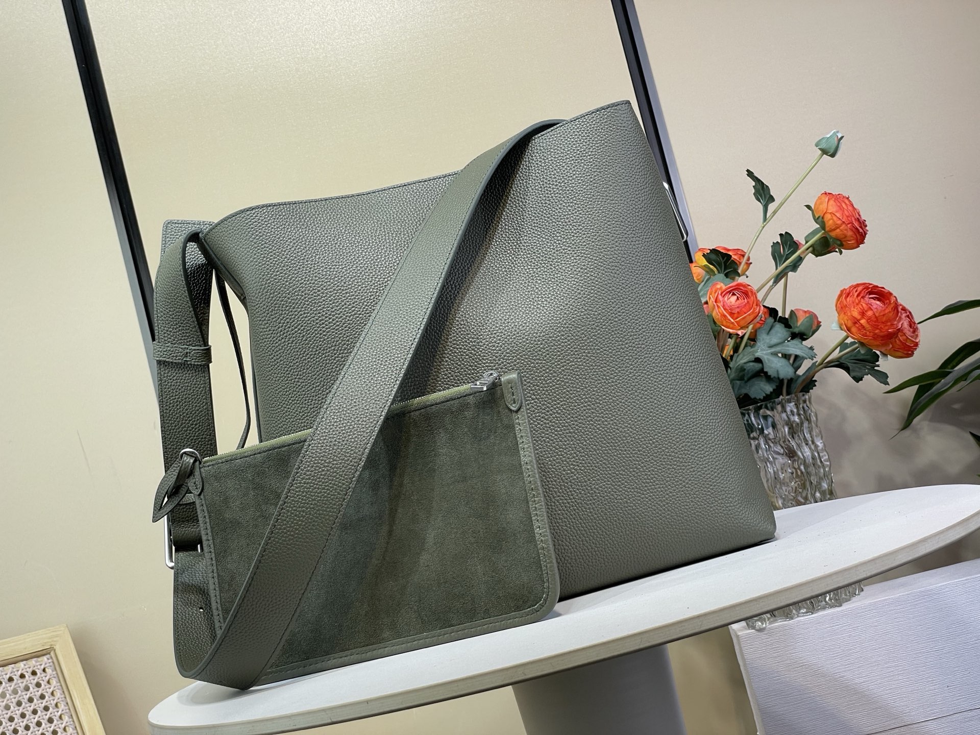 Basic Bag Cow Leather Black M-l-s