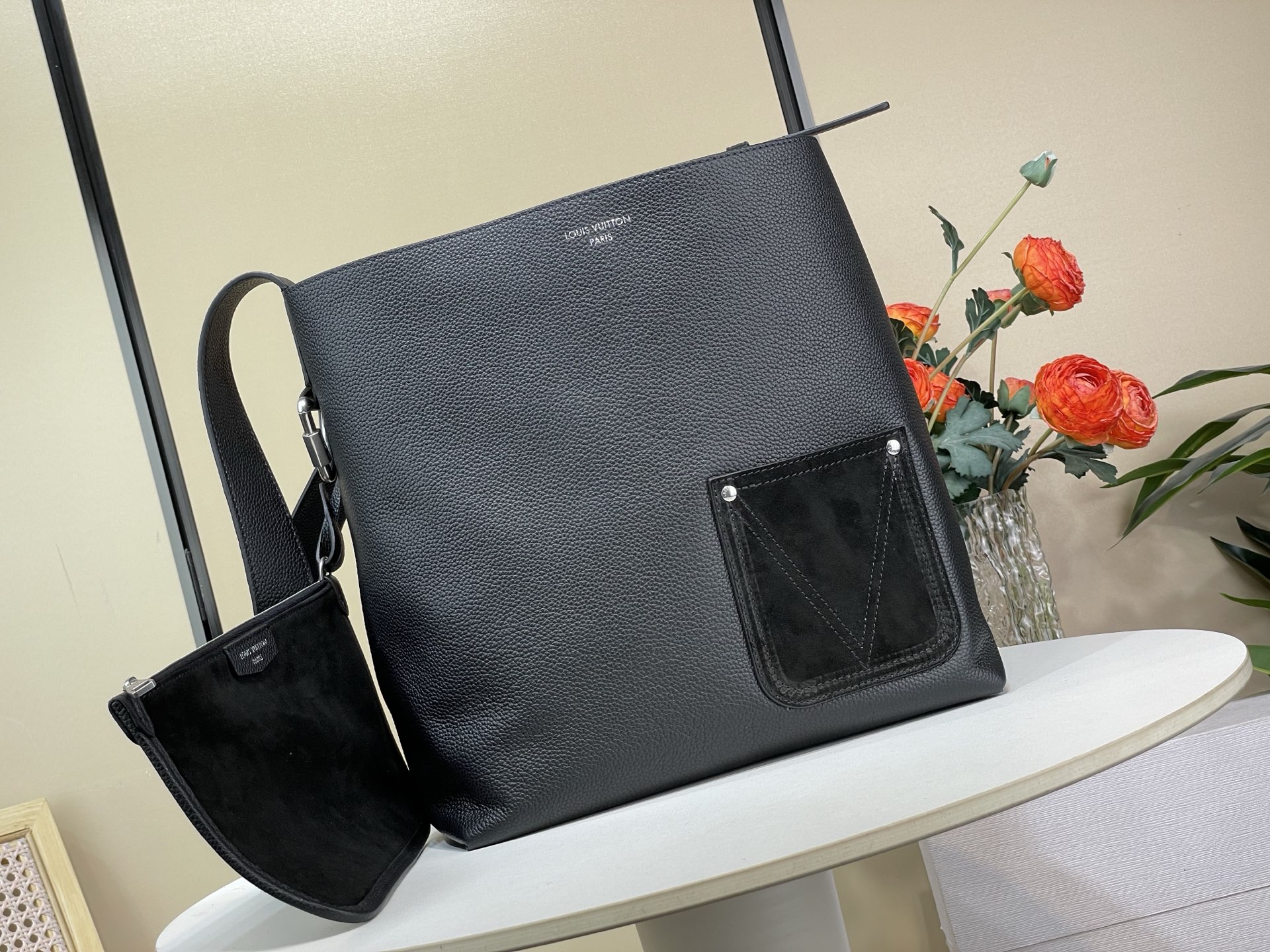 Basic Bag Cow Leather Black M-l-s