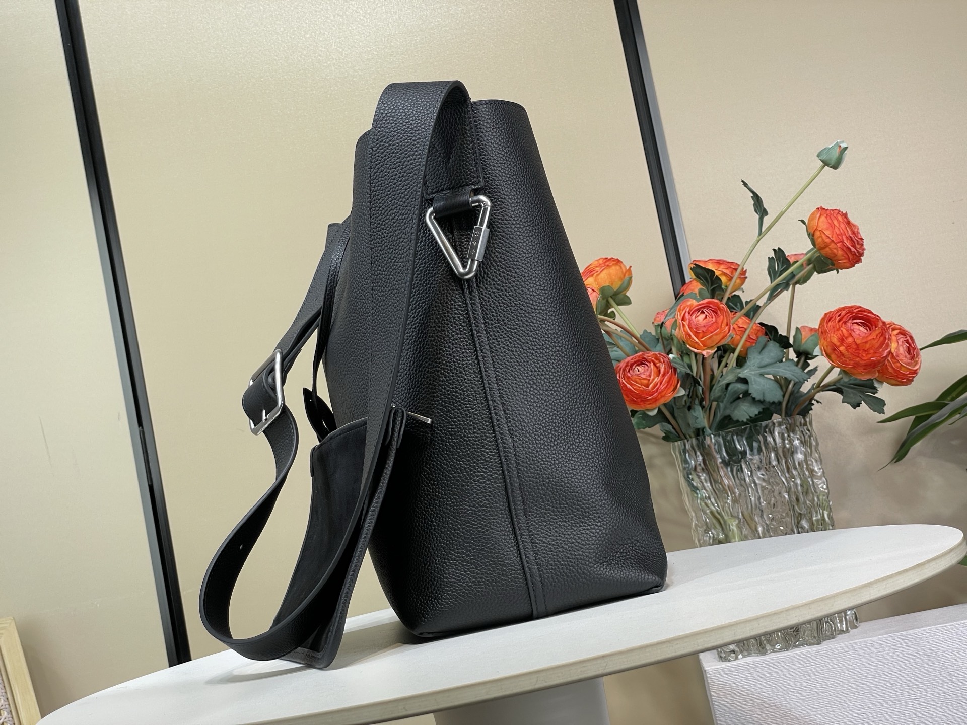 Basic Bag Cow Leather Black M-l-s