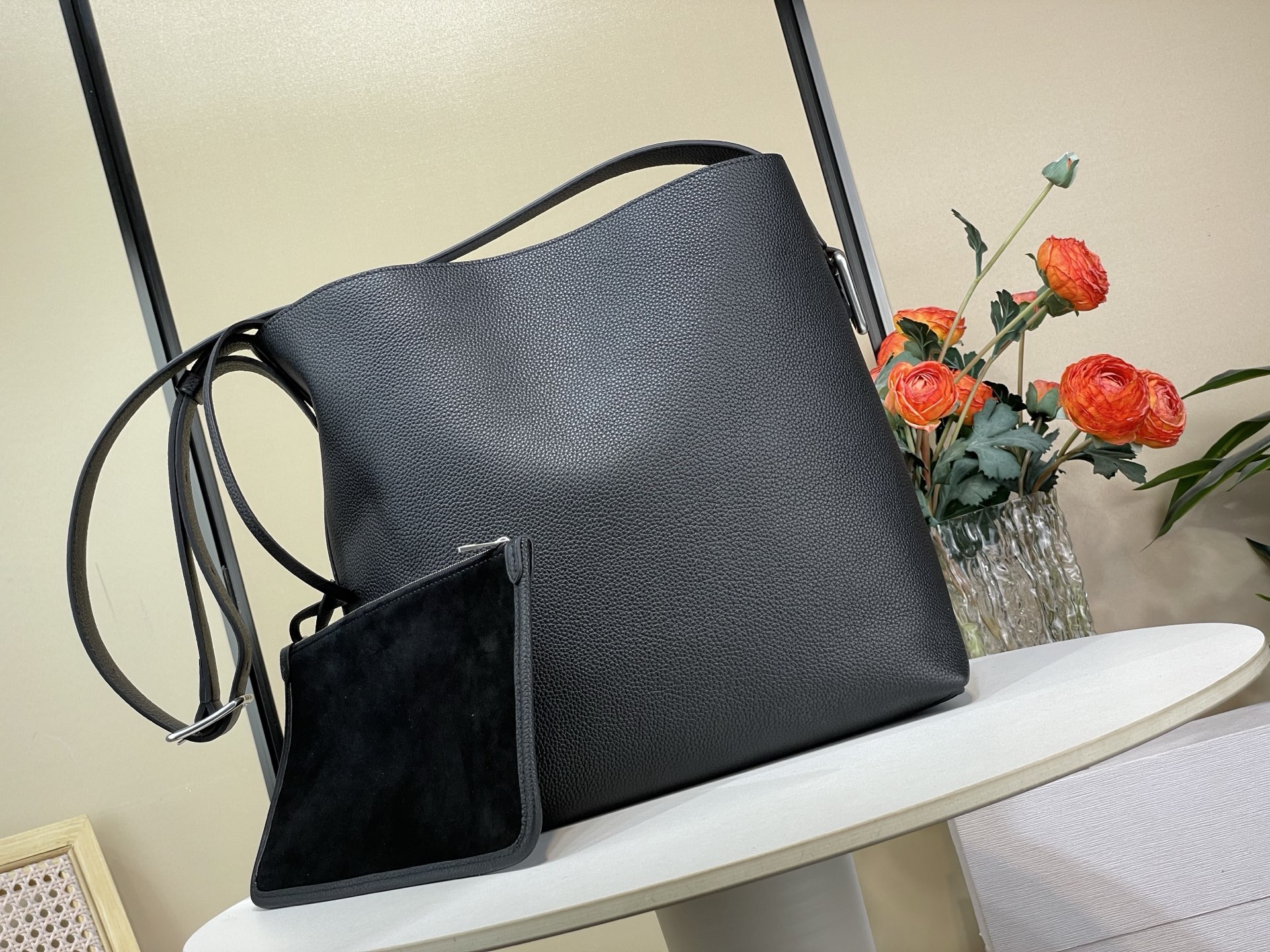 Basic Bag Cow Leather Black M-l-s