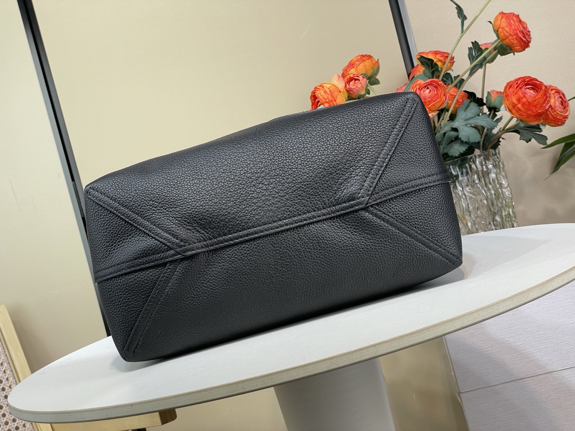 Basic Bag Cow Leather Black M-l-s