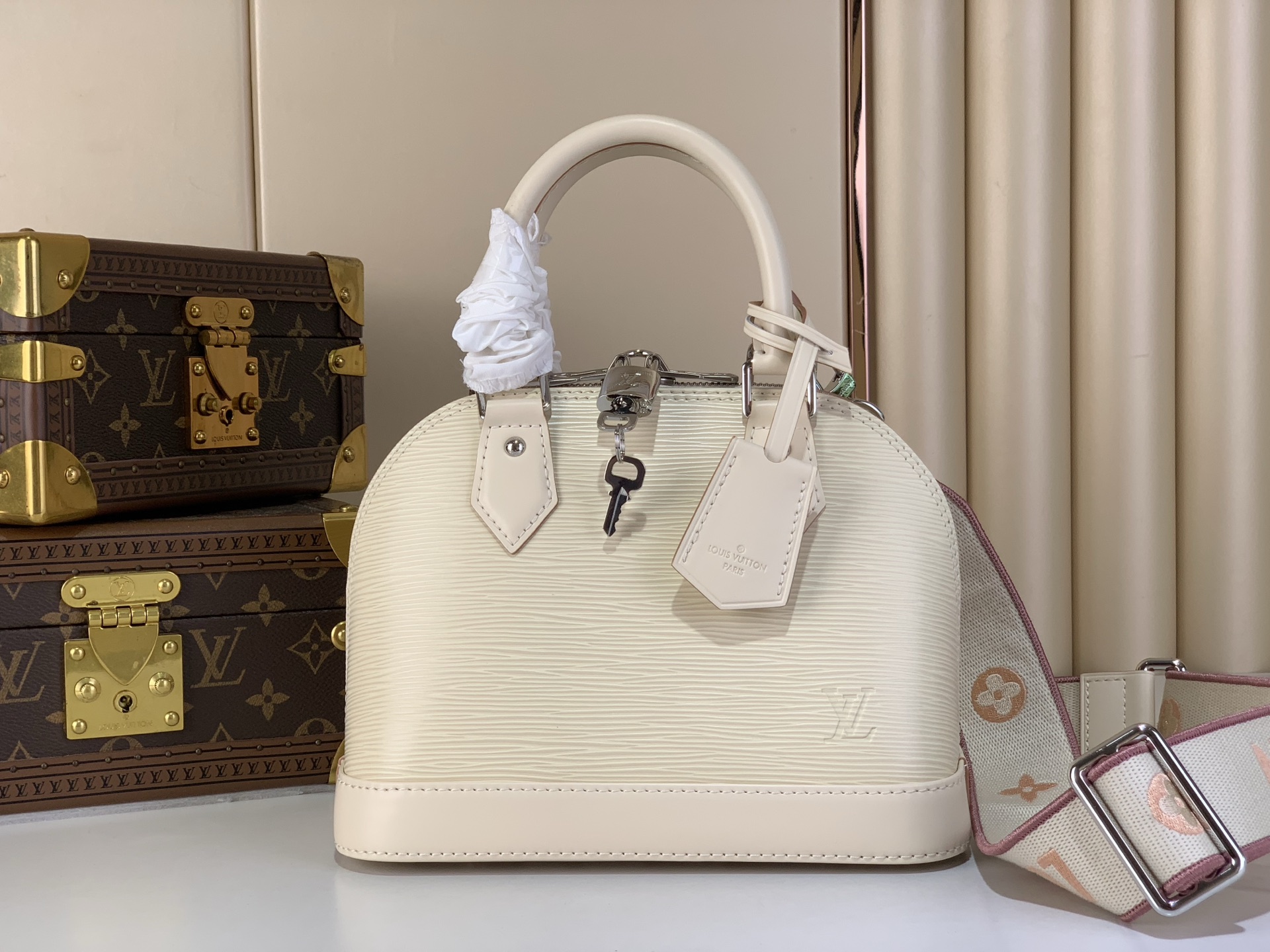 Louis Vuitton Basic Bag White M-l-s