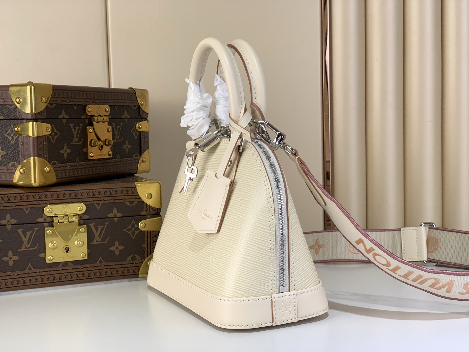 Louis Vuitton Basic Bag White M-l-s