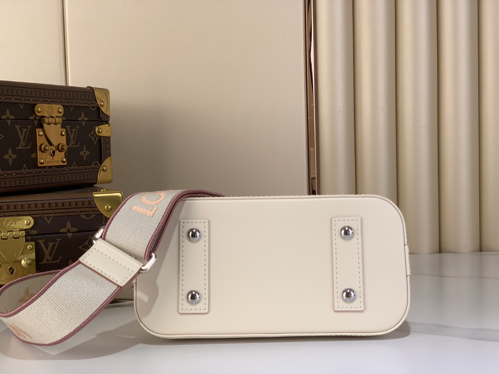 Louis Vuitton Basic Bag White M-l-s